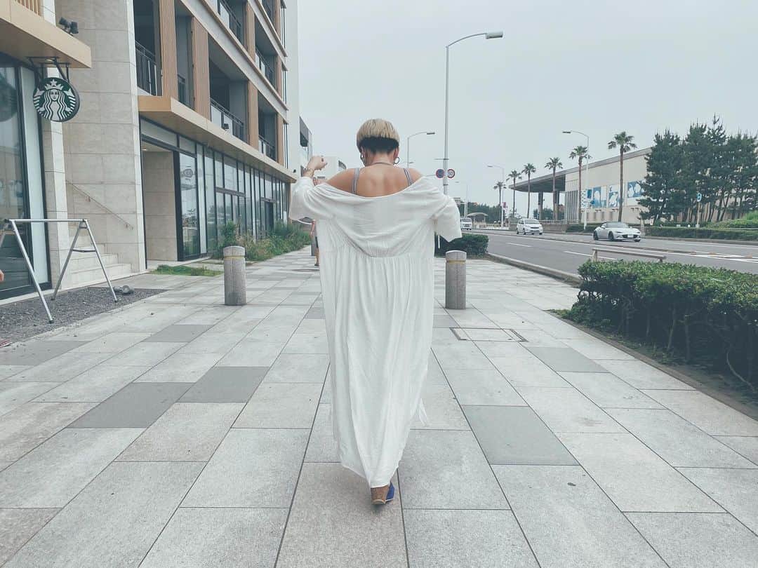 のインスタグラム：「ㅤㅤㅤ 羽織としても使える @etretokyo のワンピ。 色違いでかっとけばよかったー🥺 ㅤㅤㅤ  #blendacoordinate」