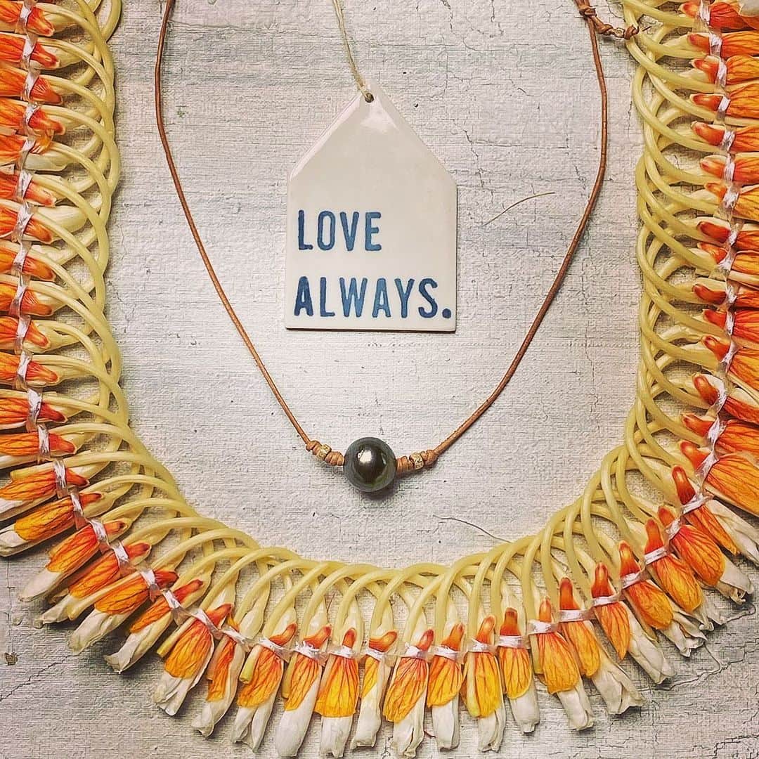 キャサリン ミッシェルさんのインスタグラム写真 - (キャサリン ミッシェルInstagram)「Love Always & Always Love says my friend Marie ❤️🌺❤️ . XL Tahitian pearl, gold beads on adjustable leather cord. With Aloha 🤙🏽#madewithlove #madeinhawaii #amour #aloha #lovealways #pearl #lovealways #supportsmallbusiness #artisan #create #share #precious #youknowyouwantit #jewelry #jewelryasmedecinecm #hawaii」6月8日 6時16分 - catherinemichiels
