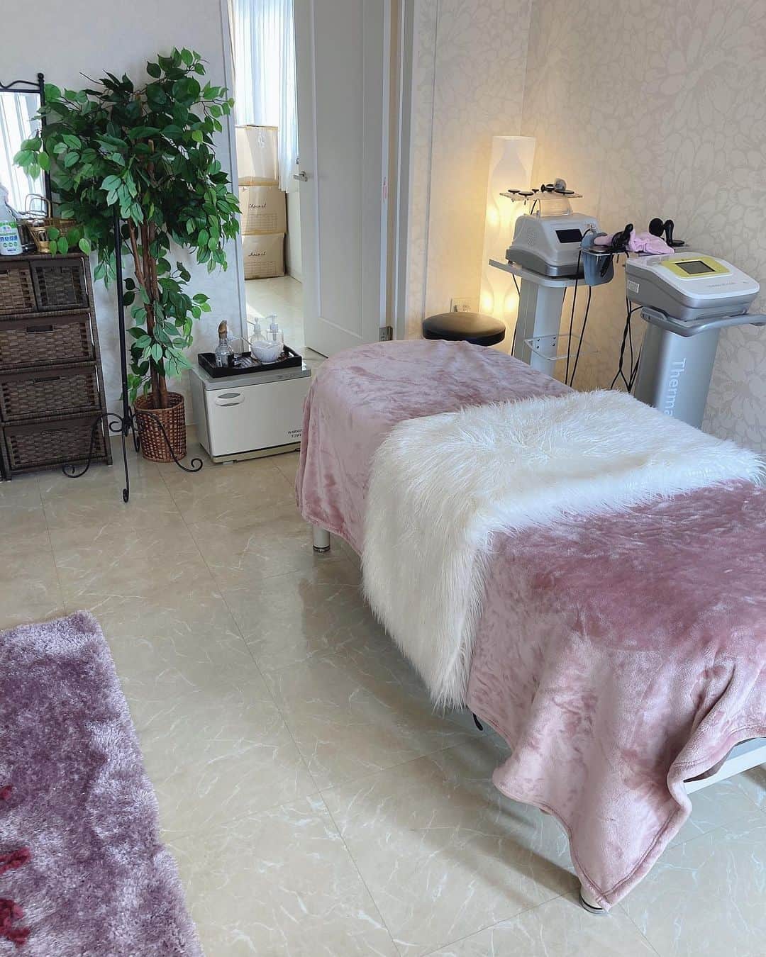 のインスタグラム：「ㅤㅤㅤ  ㅤㅤㅤ gm🌞🌿月曜日今週も頑張りましょう❤︎ 私も撮影2日目頑張ってきます🏖🎥 ㅤㅤㅤ ㅤㅤㅤ 先日久しぶりに @artmatsumoto_nakatsu さんで 痩身マッサージと初めてコラーゲンマシンに入って ボディメンテしてもらってきた🌿  ㅤㅤㅤ スリミング効果のあるオイルでしっかりリンパ流して もらって、コラーゲンマシンはお肌がプルプルになって 痛んだ髪にも潤いを与えてくれるんやって♥️ ありがたすぎる🥰🙏💓 ㅤㅤㅤ ㅤㅤㅤ ㅤㅤㅤ サロン内もめちゃくちゃ可愛いし一回での効果も抜群なので 夏本番前に駆け込みおすすめ👙💜 ㅤㅤㅤ  ㅤㅤㅤ  ㅤㅤㅤ  ㅤㅤㅤ  #osamurasachiko #ilikaispa #ilikaimassagespa #artmatsumoto_nakatsu #痩身 #エステ #痩身マッサージ #スリミング #イリカイスパ #オイルマッサージ #リンパマッサージ #diet #ems #美容day #美意識向上委員会 #部分痩せ #二の腕痩せ #太もも痩せ #脚痩せ #ウエスト痩せ #くびれ作り #ダイエッター #体型キープ #talent #japanesegirl」