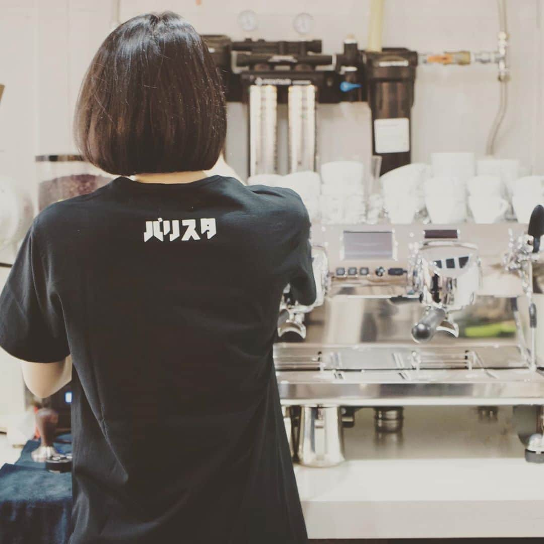 坂口憲二（THE RISING SUN COFFEE）さんのインスタグラム写真 - (坂口憲二（THE RISING SUN COFFEE）Instagram)「◆GOOD MORNING COFFEE‼︎◆ .  バリスタTEE .  #coffee #coffeebeans  #coffeeroaster  #coffeelab  #coffeeandsurfing  #coffeetime  #coffeelover  #coffeebreak  #coffeeshop  #coffeestand  #coffeeholic  #coffeehouse  #coffee_inst  #coffeemaker  #coffeeshops  #coffeecoffeecoffee  #coffeenclothes  #coffeeaddict  #coffeeculture  #coffeemorning  #coffeemag #specialitycoffee  #barista #tee #TRSC」6月8日 6時53分 - therisingsuncoffee