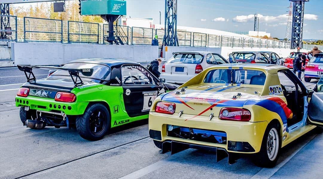 のインスタグラム：「_ Honda PP1 "YAHATA" BEAT No.2 and mistbahn Honda PP1 BEAT _ Shot on Feb-27 2020 "HONDA VTEC ONE MAKE RACE 2020 Rd.1 ( organized by @zerofighterautocustom )" at Suzuka International Circuit _ owner: @mistbahn photo: @aki.taziri (Thanks!!) _ _ JP) 2020年2月27日 鈴鹿フルコース(鈴鹿サーキット国際レーシングコース)、ゼロファイターさん( @zerofighterautocustom )主催「HONDA VTEC ONE MAKE RACE 2020 Rd.1」にて撮影。 @aki.taziri さん、憧れのYAHATAビートさんとのステキなツーショット写真をありがとうございます！ _ _ #hondavteconemakerace #zerofighterautocustom #suzukacircuit #suzukainternationalcircuit #鈴鹿サーキット #hondabeat #hondabeatpp1 #pp1beat #ホンダビート #pp1 #beatpp1 #e07a #mtrec #yahatabeat #yahataビート #trackaddict #timeattack #timeattackjapan #kcar #keicar #軽自動車 #aslan #アスラン #aslan_inc_japan #a050 #advan #voltexracing #skybeat #poweredbyhonda #hondasontrack」