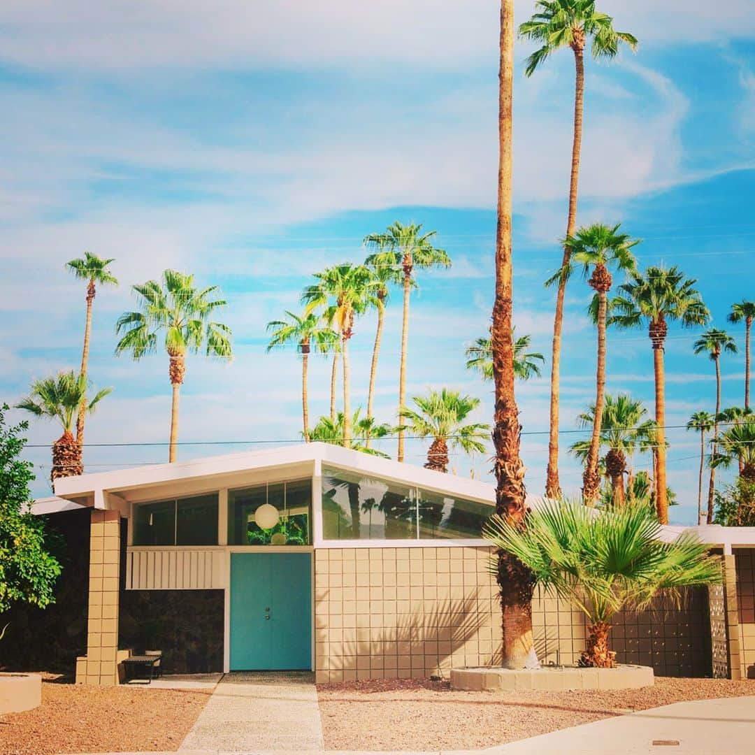 カリフォルニアスタイルさんのインスタグラム写真 - (カリフォルニアスタイルInstagram)「1960年代に建てられたと思われる、いかにもパームスプリングスな住宅。 プールブルーのエントランスドア、スクエアなブリックウオール、クリアストーリーの向こうに見えるガラスボールのペンダントライト... その全てが時間を止めている。  #californiastyle #california #californiadreaming #californialove #palmsprings #midcenturymodern #midcentury #socal #goodvibes #sunnyday #bluesky #palmtrees #desert #lifestyle #interiordesign #landscape #カリフォルニア #カリフォルニアスタイル #カリフォルニア工務店 #カリフォルニア生活 #ライフスタイル #ライフスタイル不動産 #パームスプリングス #パームツリー #ミッドセンチュリー #インテリアデザイン #造園 #ランドスケープ #砂漠 #oasis」6月8日 7時24分 - cal__style