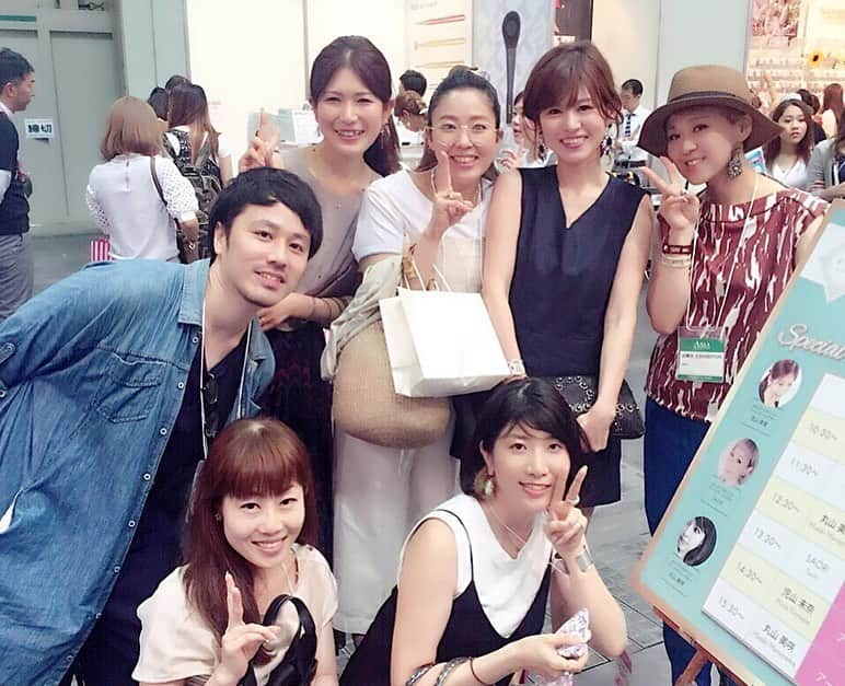 丸山美咲さんのインスタグラム写真 - (丸山美咲Instagram)「:﻿ ﻿ 【お知らせ】﻿ 私事ですが、6/1をもってella by SHINYGEL ディレクターのポジションから離れる事に致しました。﻿ ﻿ ﻿ ellaがまだなかった当時、﻿ 立ち上げメンバーとして0からスタートし、﻿ "アートディレクター"﻿ "テクニカルディレクター"﻿ として製品の良さを伝えてきました。﻿ 沢山の事を心を込めて発信してきました。﻿ この数年間は良い製品が出来るまでの道筋に深く関わった、 ワクワクが沢山詰まった時間でした。﻿ ほんとーーーーに楽しかった！！﻿ 沢山の学びを与えて下さった社長や専務、大江先生には とても﻿感謝しています。﻿ ﻿ ﻿ 『自分の好きなものしかオススメしないし発信しない』﻿ という当初からのスタンス通り、﻿ これまで自分に嘘のない発信をしてきて、 メーカー側にもそれを認めてもらい自由にさせて頂きました。﻿ だからこそ見てくださる方に信用し信頼してもらえたと﻿思っています✨﻿ ﻿ ﻿ これまでの受講者さん達の顔が真っ先に思い浮かびましたが、 当初より変化した時代の流れや、﻿ 気持ちの変化、今後の自分の在り方を考えていくと ﻿「一旦今のポジションからは離れたい。」﻿ そんな気持ちが大きくなりました。﻿ やはりひとつのメーカーの"看板を背負う"という事は、﻿ 時に自分の可能性を狭めていると感じます。﻿ これからのやりたい事や、﻿ 誠実に仕事に向き合う為には必要な決断でした。　﻿ ﻿ ﻿ コロナでの自粛期間沢山考える時間があり、﻿ 私にとっては良いタイミングでした。﻿ 今はこれがベストな判断だと思っています。﻿ ﻿ ﻿ 知ってくれてる方も多いと思うのですが、 ﻿私は自分の好きなものを「好きだーー！♡」と﻿ 話すことが大好きです！﻿ なのでオススメの製品などはもちろん変わらず﻿ 伝えていきますし、製品も変わらず﻿ 愛用していきます😊﻿ ﻿ ﻿ ﻿ ﻿ ﻿ ﻿ これからは気持ちの上では﻿ また新しい一歩！﻿ ﻿ ﻿ 成長する為には、﻿ずっと同じじゃいけないんですよね。 変わらない"芯"の部分と﻿ 変わり続けなきゃいけない視点と想像力が必要だと 思っています。想像力豊かに、変わっていかなきゃ。 ・ 私がワクワクしていることが、 お客様や慕ってくれているネイリストさんたちのワクワクに繋がるに違いないと﻿信じています✨﻿ ﻿  近しい方々にもこの場でのご報告になってしまいましたが、 今後はより私らしく自由に、 ﻿より心豊かに活動していけると思います。﻿ ﻿ ﻿ そんなこんなですが今後も変わらず﻿ 応援していただけると喜びます🐒﻿ ﻿  前向きな撤退です！笑  引き続きどうぞよろしくお願い致します✨﻿ ﻿ ﻿ 2020.6.8 micheline.﻿ 丸山美咲﻿ ﻿ ﻿ ﻿ ※パワーベースマイスターは私たちも大切にしてきたセミナーです。継続を会社からも希望されているので、検討中です🌿﻿ ・ ・ ・」6月8日 7時34分 - micheline_nail