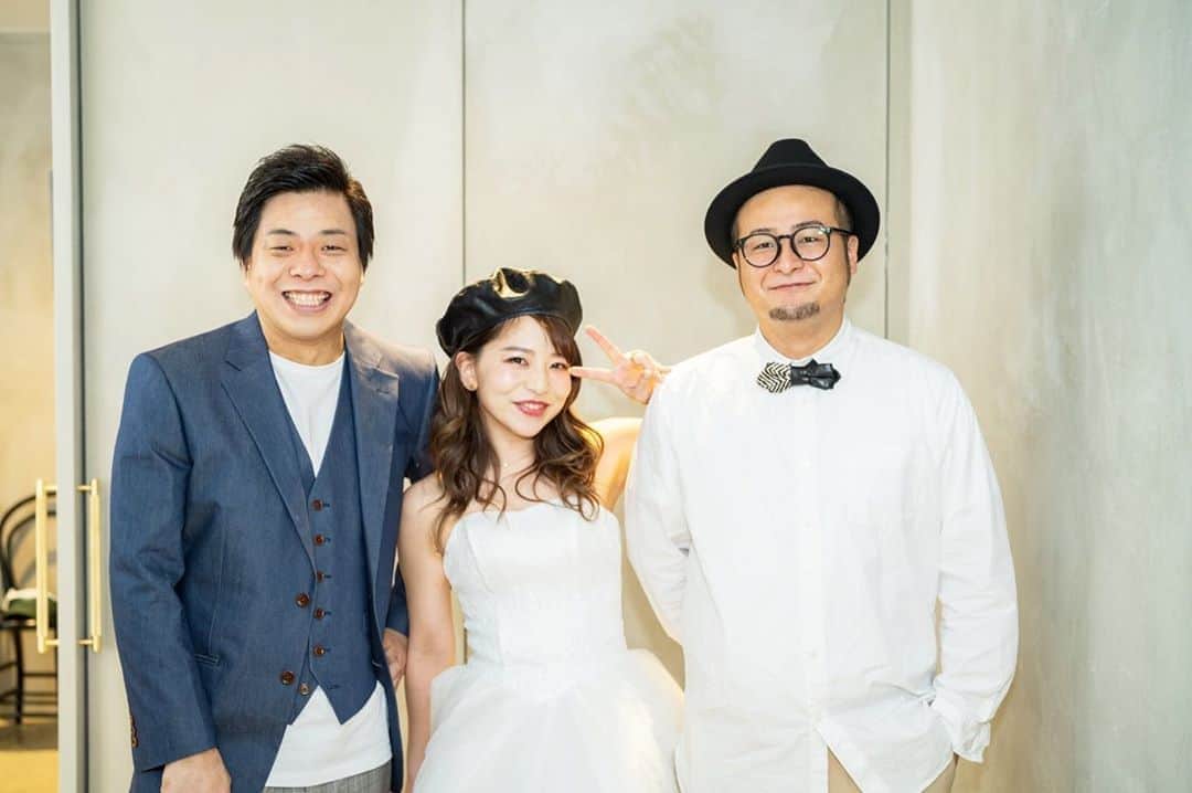 石山大輔のインスタグラム：「相方のリモート結婚式でした。  まずは、心からおめでとう。  今回はリモート結婚式という事もあって初めての事尽くしでした。  タイミングや方法、たくさんの賛否両論のある中、2人が一生懸命取り組んだことは遠目に見ていました。  新しい試みだからこそ人1倍お客様や沢山の芸人達に丁寧な説明が必要な事や、人を自分で動かす難しさなども2人は痛感したんではないでしょうか？  僕自身どのような立ち位置でいればいいのか戸惑っていたのも事実ですが、 「今回は自分たちの力でやりたいから石山は見守ってくれ」という藤田の言葉に強い意志は感じました。  それと同時に「あっ嫌な予感する！」と思いました（笑）  まだまだ半人前2人ですから、やっぱり問題は起きます。その度に電話で話し合って、もう1回やり直しての繰り返しでした。  でも、本番が始まってしまえば持ち前の芸人さん達の力や、温かいスタッフさんのおかげでなんとか走り切れたかなと思います。  リモートということでオーストラリアや沖縄のお友達、仕事仲間と話すことが出来る利点など、こんなご時世だからこそリモートの可能性も少しは見えたのかなと思います。  芸人さんの余興はもちろん生で観ることがベストだけれど、そんな環境をもろともせずちゃんとリモート用の余興を考えて頂いた芸人さんには感謝しています。  そして、挙式をまとめ上げてくれたMCのエハラマサヒロさん、この日だけ再結成をして余興をしてくれたカバと爆ノ介。　そして、この式の意味合いを汲み取ってくれた来賓の方々にバンビーノ を代表して今一度御礼申し上げます。  今後も、沢山の人に支えられたということを忘れず責任のある行動をするように。  まぁ、良くも悪くもバンビーノの責任は最後に僕がとるのですから、勝手に藤田家は動きすぎないで下さい（笑）  色んな事を感じ取ったという意味では夫婦としても人間としてもこの短い時間で2人は成長したのではないかと思います。  最後に  こんな大掛かりな結婚式を組み立てて意気揚々と挑んだ当日に、生田斗真君が結婚して、引きが弱くなった藤田君を今後も見守って頂ければと思います。  これからもご指導、ご鞭撻のほどよろしくお願い致します。  #めざましテレビ #スッキリ #ZIP #話がどんどん大きくなる結婚式 #クレイジーウエディング #ほんまにクレイジーなのはこの2人 #慣れへんことすんな #奥さん強すぎ #尻敷かれ鹿 #尻鹿 #生田斗真君の結婚の方が興味ある #藤田はいつも惜しい #結婚おめでとう  #ネット民族 #バンビーノ」
