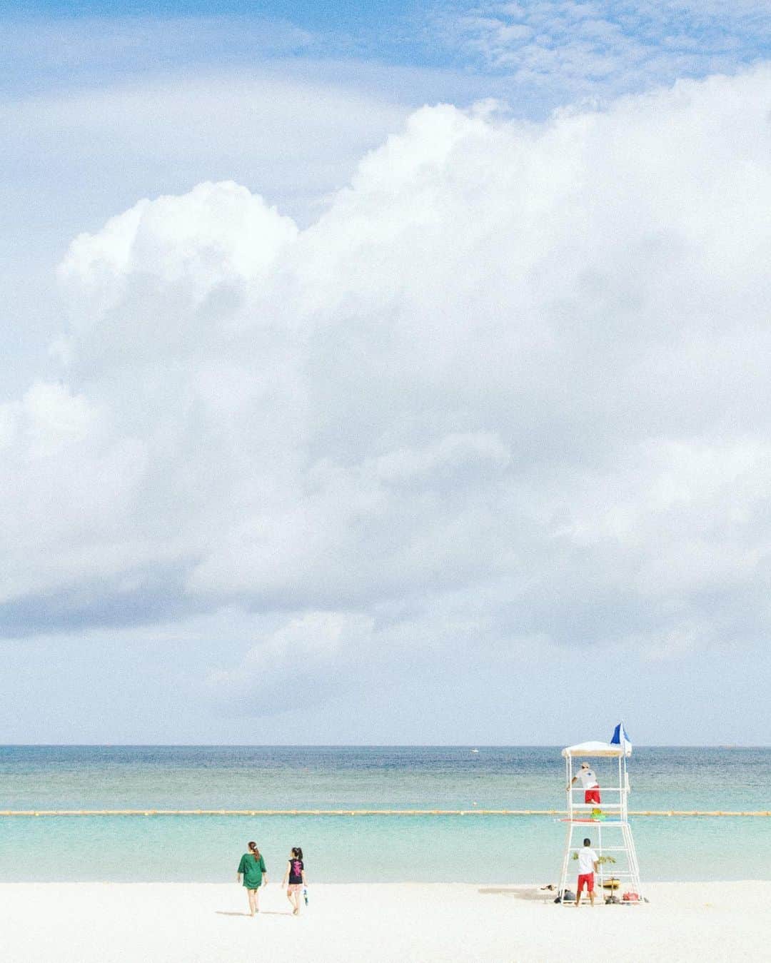 セソコマサユキのインスタグラム：「今日はしっかり梅雨空ですが、楽しい未来を想像して今週もがんばろ。  あ、今日は20時から手紙社Good Meetingにて講座「ローカールエディターのしごと」です。主に移住のお話をする予定です。興味のある方はぜひ。 https://coubic.com/tegamisha/653794  SQUAもいろいろ更新していくよ。 @squa_okinawa  #沖縄 #okinawa #沖縄旅行 #セソコマサユキ #SQUA #SQUAMAP #ビーチ #beach #手紙社 #goodmeeting  #ローカルエディターのしごと」