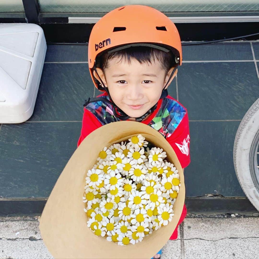 小堀ケネスのインスタグラム：「Good Morning!  Little Dean got some flowers for mommy yesterday.😊 おはようございます！ 昨日はディーン君が鬼ママにお花をプレゼント！優しい子に育ってます。☺️ #notdrunk #littledean #mommy #flowers #ディーン君#鬼ママ#お花#いつもありがとう  @mariakamiyama」