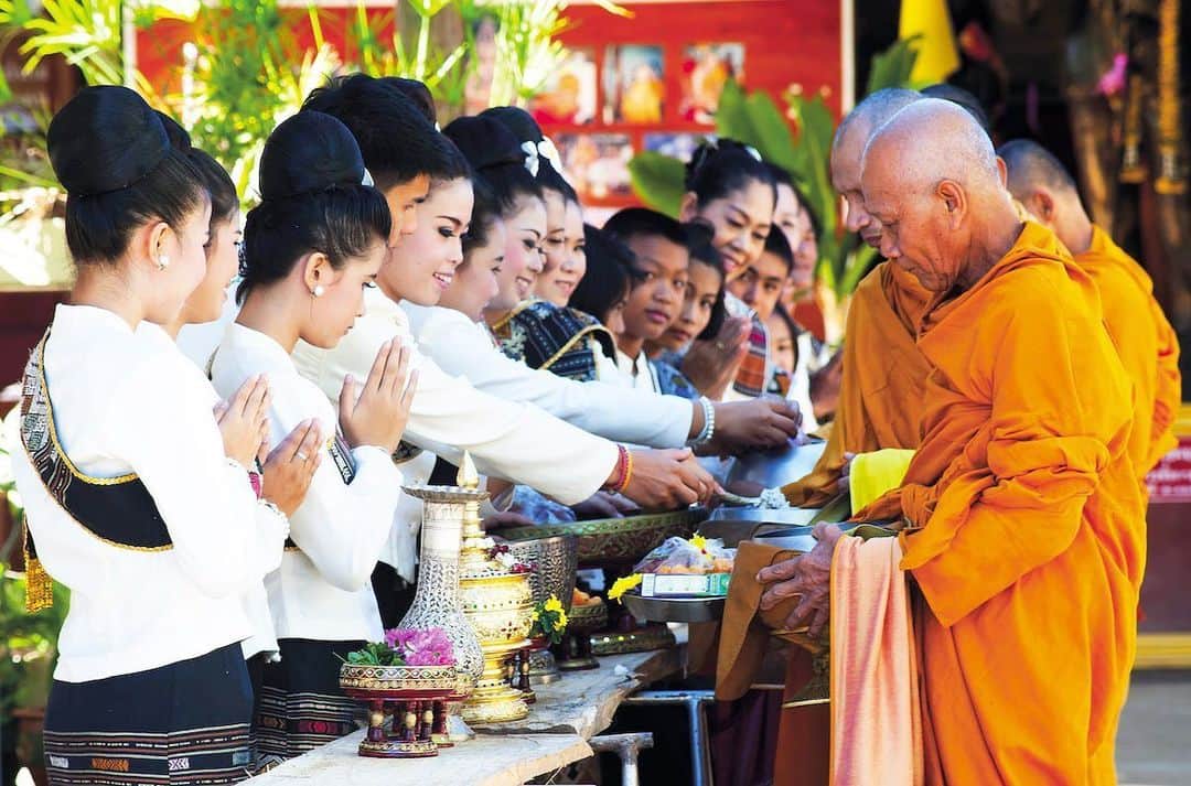 タイ国政府観光庁さんのインスタグラム写真 - (タイ国政府観光庁Instagram)「・﻿ ／﻿ ペッチャブリーから﻿ おはようございます☀️﻿ ＼﻿ ﻿ ペッチャブリー県の村「マッド・プラ・カオ・ヴィレッジ」の朝の托鉢の写真をお届け📸﻿ 民族衣装に身を包んだ村人たちが、托鉢する僧侶に対してお供物を捧げている様子をパチリ🙏✨﻿ ﻿ 僧侶に寄進することは「タンブン（善行を積み重ねる行為）」の一環😌﻿ 托鉢の様子を見学するのは、タイらしい体験のひとつです💫﻿ ﻿ 今週も体調に気をつけながら、1週間がんばりましょう😊﻿ ﻿ ﻿ #今週も頑張ろう #ペッチャブリー  #托鉢 #僧侶 #朝の風景 #朝のルーティーン #朝活 #秘境 #ローカル体験 #海外リゾート  #こんなタイ知らなかった #もっと知りタイ #旅好きな人と繋がりたい #旅行好きな人と繋がりたい #海外旅行  #thailand #phetchaburi # GivingAlmsCeremony #thainess  #amazingthailand #thailandtravel #thailandtrip #thai #thaistagram #lovethailand #localexperience」6月8日 8時11分 - amazingthailandjp