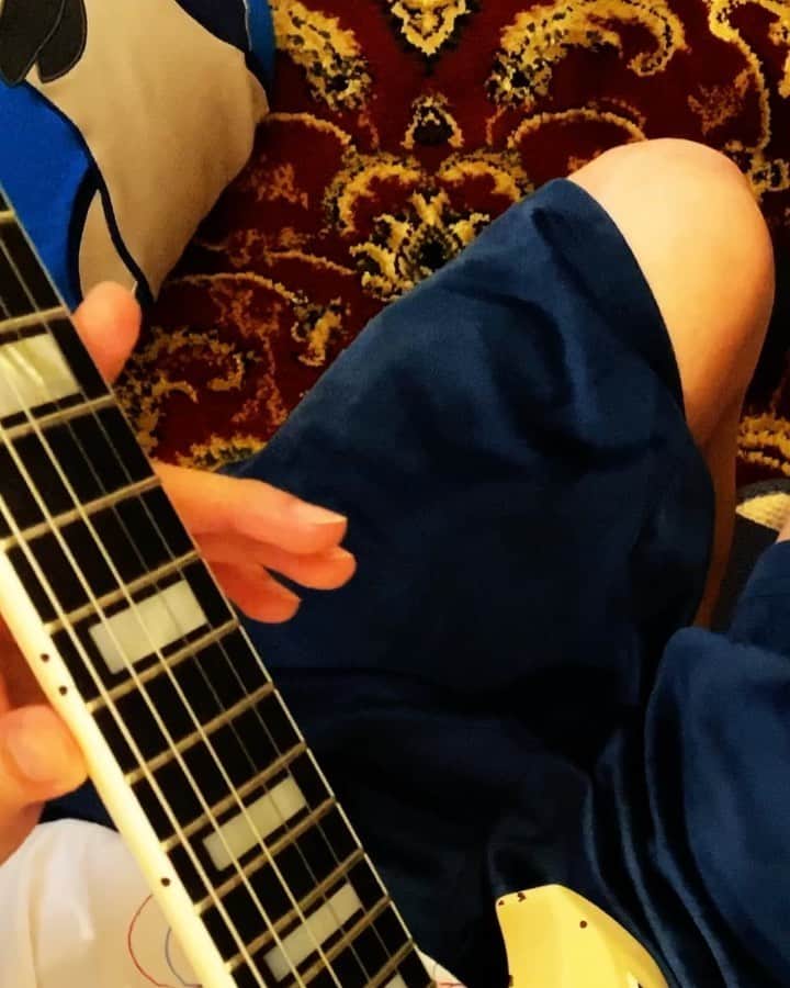 小野武正のインスタグラム：「おはようございます！﻿ ﻿ 今日は映画カメラを止めるな！が好きなわしの所属するKEYTALKの最新アルバムより邦題「音楽を止めるな！」よりアカネ・ワルツのギターソロをお送りします！﻿ 音源のテイクが完全その場のアドリブだったので完全再現では無いのですが大体こんな感じという具合でお届けしております、最後のチョーキングカメラからハミ出ちゃった！てへ！﻿ ﻿ ﻿ 「カメラをハミ出るな！」おわり。﻿ ﻿ ﻿ #わしつなぎ﻿ #keytalk﻿ #いつまで心はわしわし﻿ #ああ夢なら覚めてわしぼし﻿ ﻿」