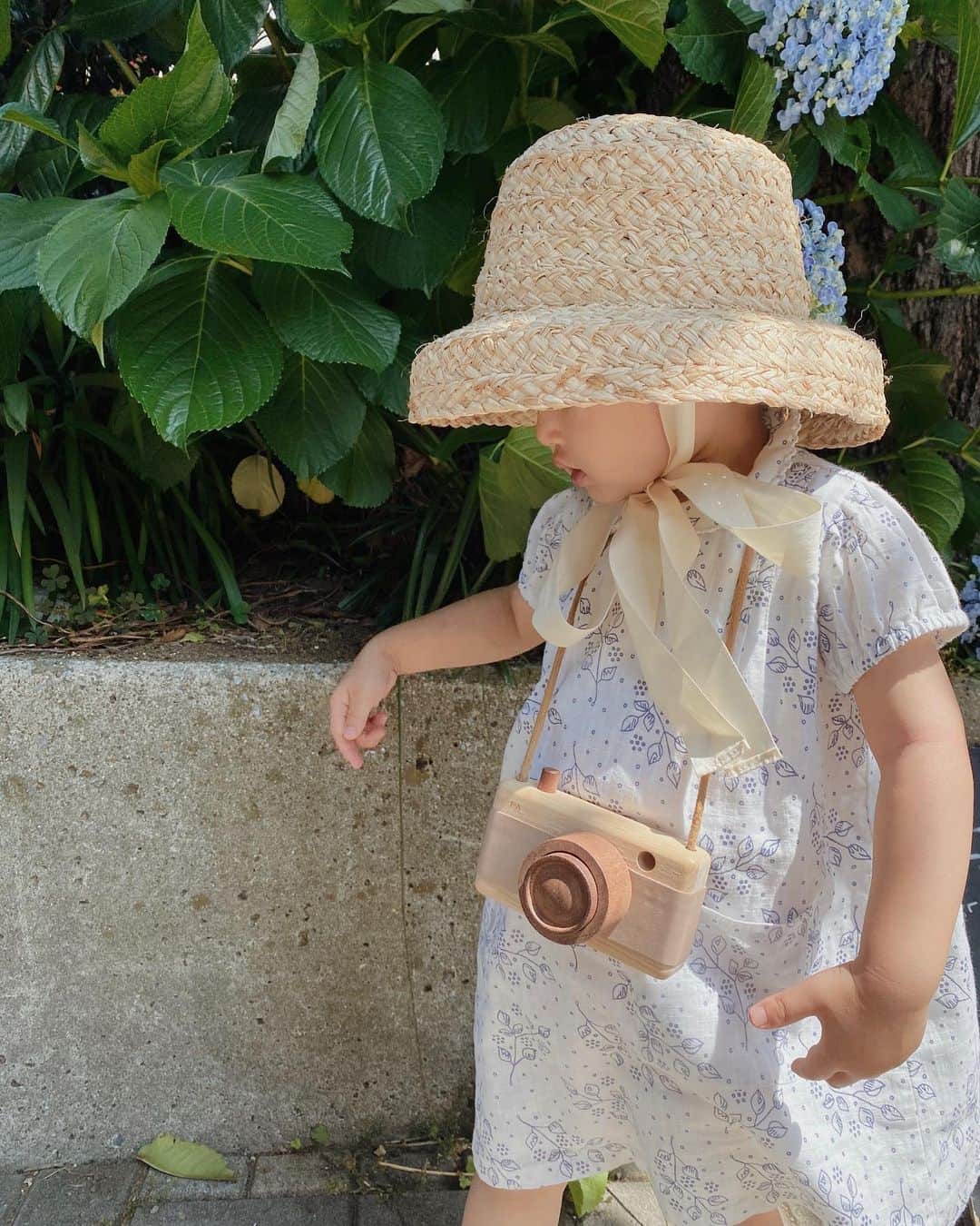 目見田早弥子のインスタグラム：「| 👒 昨日の娘さん☺︎ ちょっとのお出かけでしたが カメラ持って「しゃしんとるの！」と🌿 私が服を着替えたり髪の毛をくくったりする姿をみると 「さやちゃんかわいい！ぷりんしぇしゅみたいやーん！ ちょっと、しゃしんとったろか？」 とか言ってきて可愛くて笑ってしまう😂👌🏻 私ってこんな感じなのかな...🤣 ちょっとした口癖も同じで、まるで自分を見てるようで ハッとする時もあります💭」