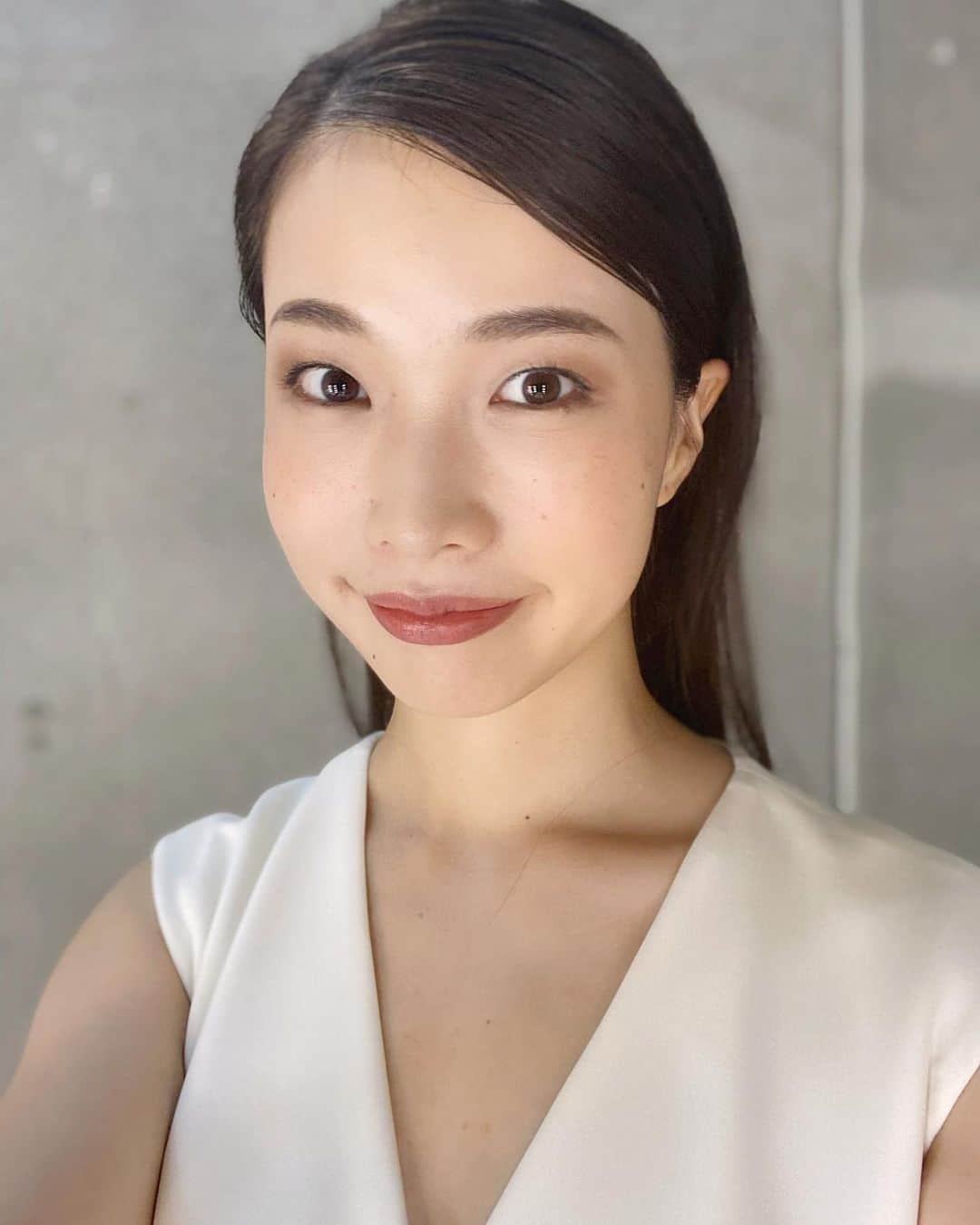 工藤沙織さんのインスタグラム写真 - (工藤沙織Instagram)「【やってあげたを握りしめない】  人に親切にしたり、何かをやってあげて相手が喜んでくれることが私は大好きです。  でも数年前はちょっと違う動機から相手に親切にしていたように感じます。  これだけしてあげたから何か返してくれるだろう、とか  親切に何かをしてあげる自分を評価してもらうことが自分の価値だとどこか思っていたように感じます。  自分ではそんなつもりなかったのですが、自身と向き合ったときに見返りを求める親切をしていたとふと気付きました。  そして相手にしてあげることを優先しすぎて自分の心がすり減っていくことにも気付きました。  まず自分自身を満たしていなかったからいつも不足感があったんですね。 「まず自分が常に満たされている状態で」  そこから相手が喜んでくれる姿を想像しながら喜んでもらえそうなことをするという順序が大切なんですね、やっぱり。  相手にしてあげたことはとっとと忘れて  相手からしてもらったことを大切に  心に留めておく  この心がけをするようになってから損得勘定で動くことがなくなったなぁと思います。  どんなことをしてもらったか、それをお返しするにはどうしたら相手が喜んでくれるか  今日も改めて考えながら過ごそうと思います^ ^  皆さん素敵な1日を。  #自己肯定感 #セルフエスティーム #自分を大切に #与える人  #自分を満たす #自尊心 #自己肯定感を高める  #自己肯定感を高めたい  #日本セルフエスティーム普及協会 #DNA栄養学 #japanesemodel #モデル #175cm #高身長女子 #asianmodel #自信がない #疲れる #自分軸」6月8日 8時53分 - sally.kudo