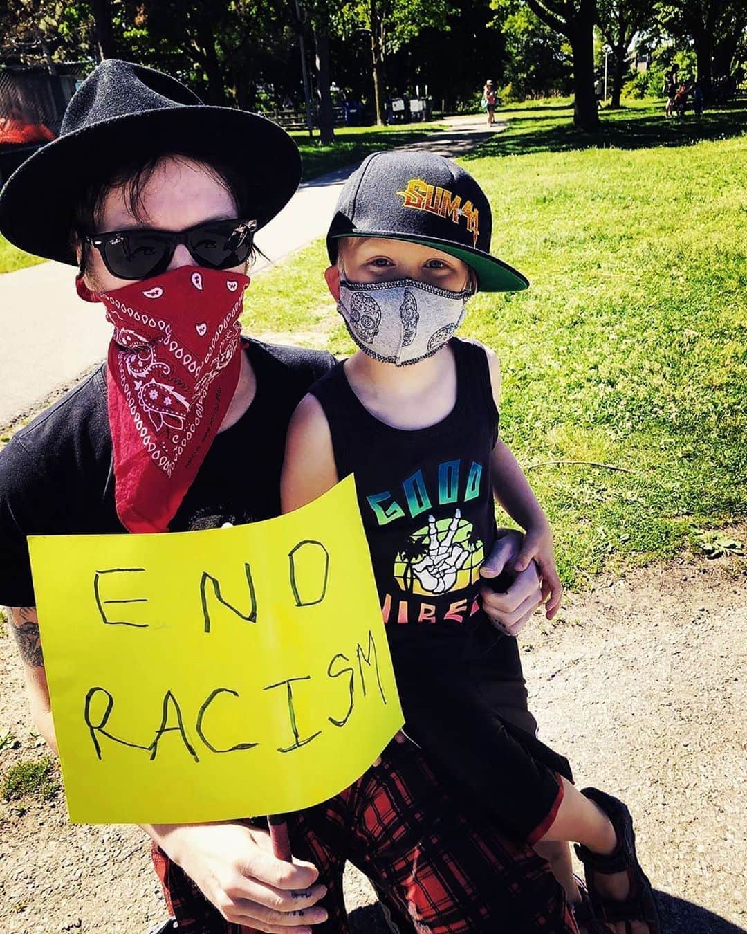 Sum 41さんのインスタグラム写真 - (Sum 41Instagram)「Repost @officialconemccaslin  Toronto Anti-Racism Youth/Kid March this morning. Proud of Max for thinking up what he wanted to write and then made his own signs for him and Ayla. Gotta Educate the youth so they don’t make the same mistakes the previous generations have. #endracism」6月8日 8時58分 - sum41
