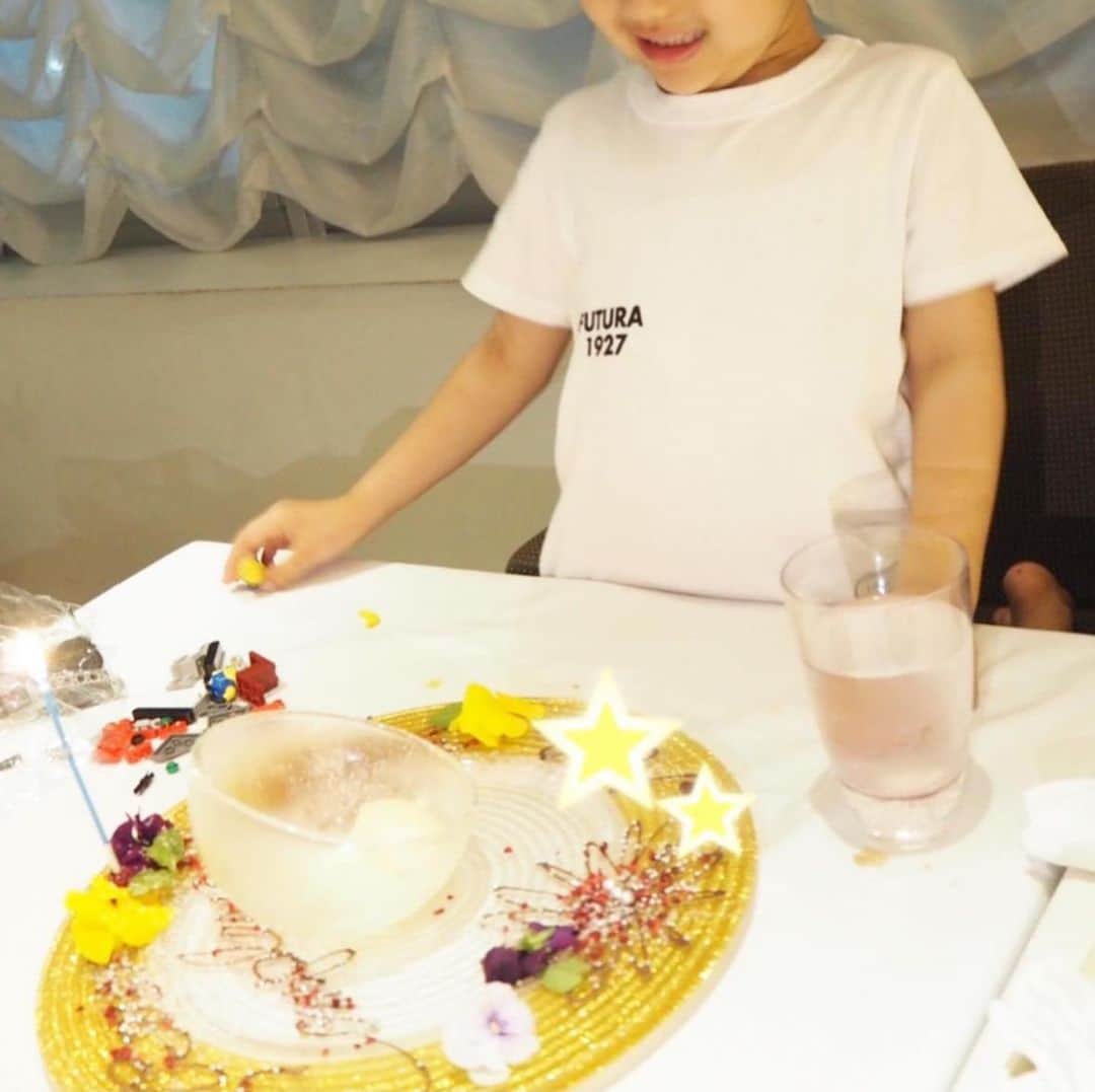 亀恭子のインスタグラム：「昨日、 長男が5歳のお誕生日を迎えました。 . . . いつもならお友達をたくさん呼んでお祝いするけれど、 今年はそこは我慢… . . その代わり、 せっかくのお誕生日当日 快晴の日曜日。 日中は公園で幼馴染と遊び、 お家に戻ってからは只今ご本人どハマり中の 「鬼滅の刃」ケーキ&フィギュア （ろうそくフーは、暗くしてとのことw） 夜は家族でdinnerでお祝い。 . . おかげで母さんぐったりでしたがw . . . おめでとう。 弟が産まれて、 お兄ちゃんの優しい言動に 私はハッとさせられることもしばしば。 言い回しとか、すごく学ばされます。 . . 育児は育自とも言いますが、 本当に。 育てているようで、子供に親も育ててもらってます。 . . 優しい素敵な心を大切に、 nice guyになってね❤︎ . . #myson #5thaniversary #jun7 #happybirthday #mylove #❤︎ #うちうちネタ」