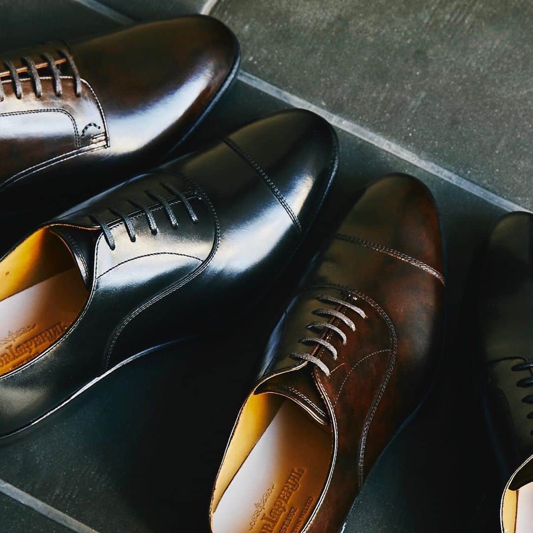 ユニオンインペリアルのインスタグラム：「. UNIONIMPERIAL -MITSUKOSHI ISETAN model- art. U1960 straight tip art. U1961  derby plain  material: Italian leather Handsewn welted construction  Last: S76-1 3E 後方屈曲木型　足なりの新設計  #unionimperial  #ユニオンインペリアル  #isetanmens  #isetan  #isetanshinjuku  #伊勢丹新宿店  @isetanmens  @isetanmens_shoes  #unionroyal  #ユニオンロイヤル #handsewnwelted  #ハンドソーンウェルテッド  #ミレニアルラスト  #ミレニアルラストは後方屈曲木型の進化系  #後方屈曲木型  #後方屈曲木型は足なりに肉付きが中央から内側に寄って踵も内側に屈曲しています  #shoegazing  #shoegazingblog  #classicshoes  #革靴  #革靴倶楽部  #革靴好きと繋がりたい  #断然革靴派」