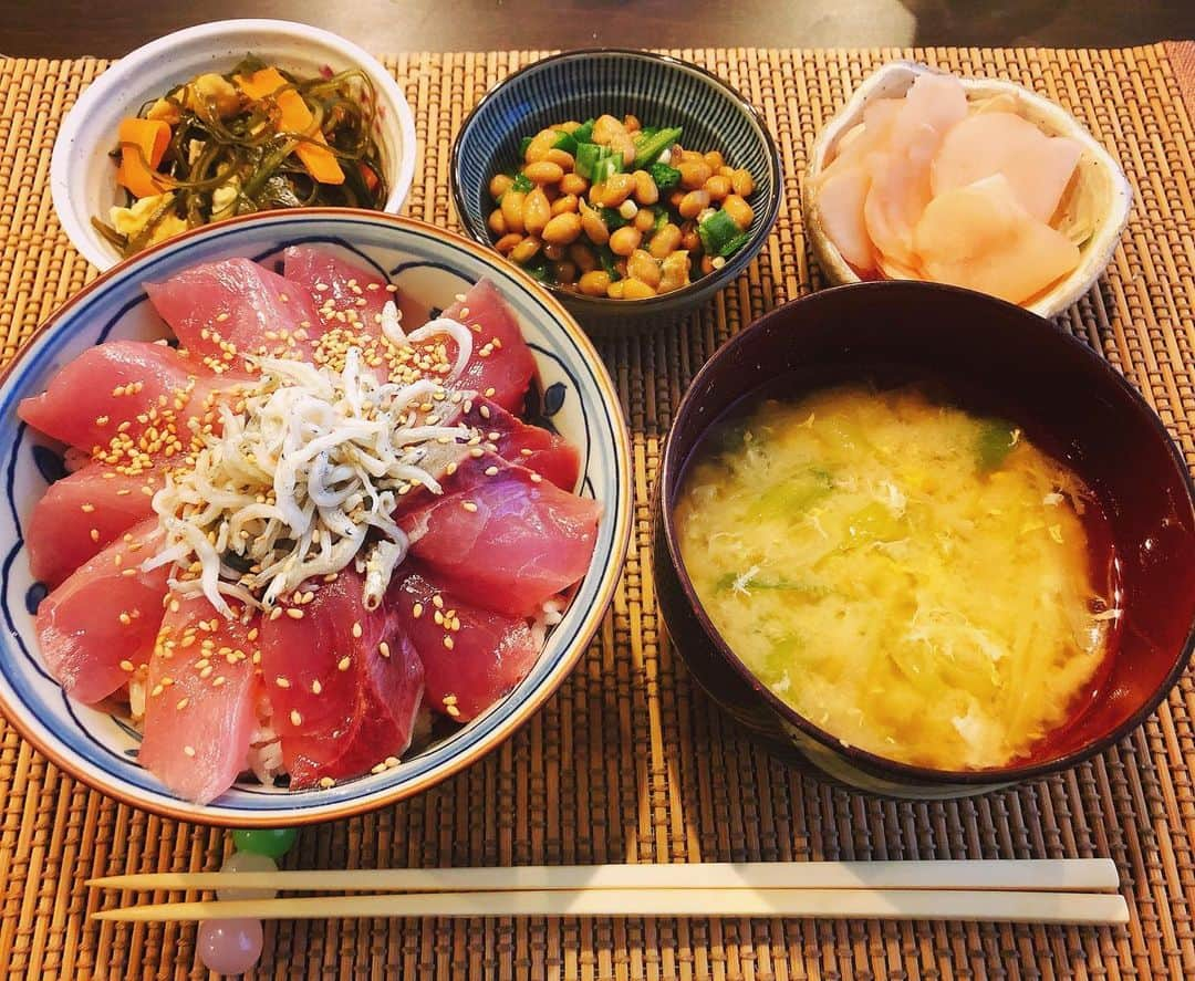 森本さやかさんのインスタグラム写真 - (森本さやかInstagram)「#鰤しらす丼  #ぶり丼 love🐟 #卵とネギのお味噌汁  #切り昆布の煮物  #オクラ納豆  #新生姜の甘酢漬け  #夜ごはん #和食ごはん  #おうちごはん #cookingram」6月8日 18時30分 - sayakamorimoto1011