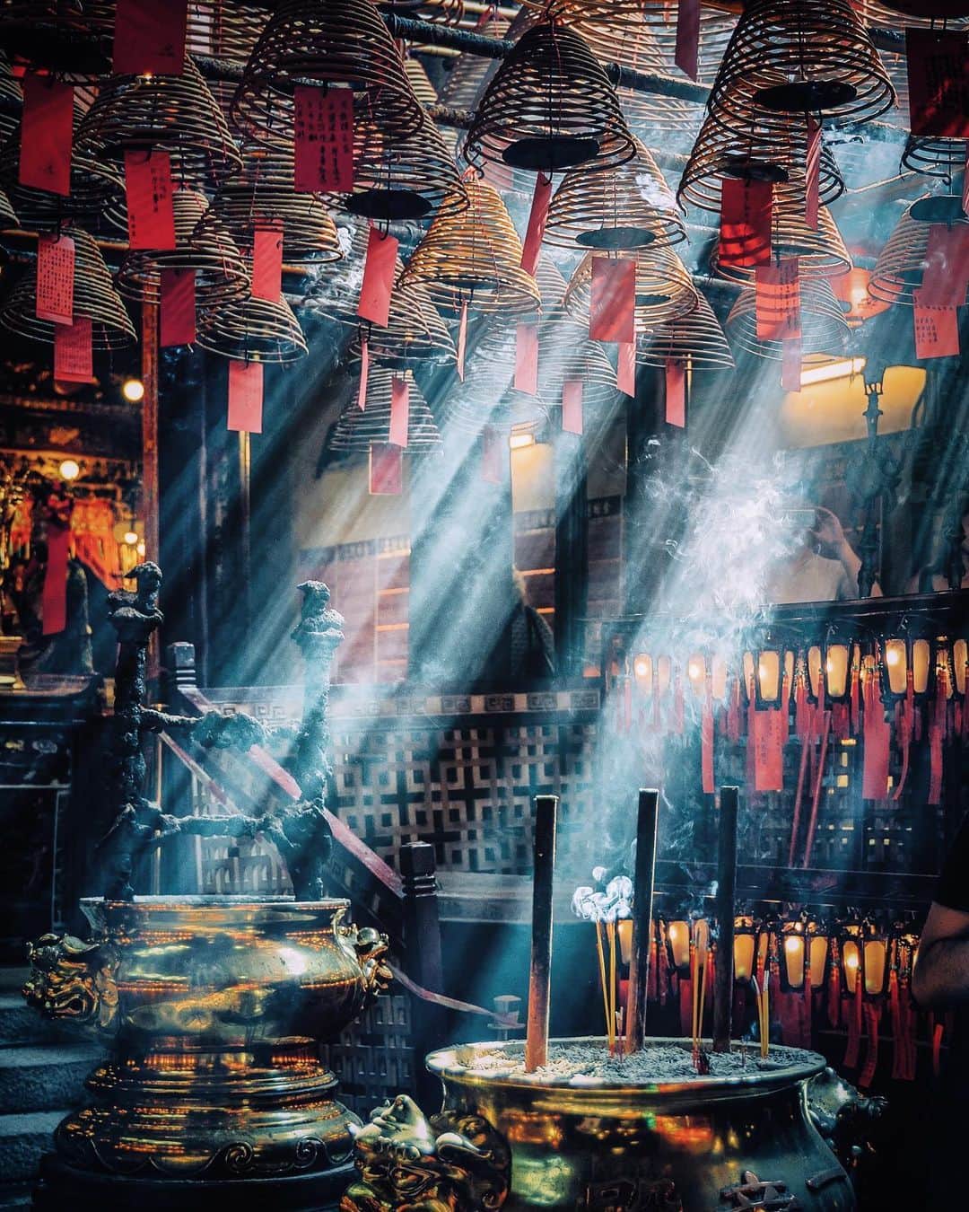 HAYAMI HANNAH ハナさん ど田舎のインスタグラム：「Lights #🇭🇰 文武廟 Re-Edited.  Miss You Too : : :  #hayamihannah  #FreeHK #香港 #Sonyimagegallery  #discoverhongkong #instameethk⁠ #awesomehongkong  #hongkongphotography⁠ #unlimitedhongkong  #exploringhongkong⁠ #hongkongstreets  #hongkongnight  #hkphotography ⁠ #hongkong  #hongkonglifestyle #Hongkonginsta  #hongkongstreetphotography⁠ #visualhongkong  #reframinghk  #travelphotography #Bealpha  #sonyimages #moodygrams⁠  #asianlens #letsguide #Eyeempohoto #capitalshooters  #yourshotphotographer  #localiiz」