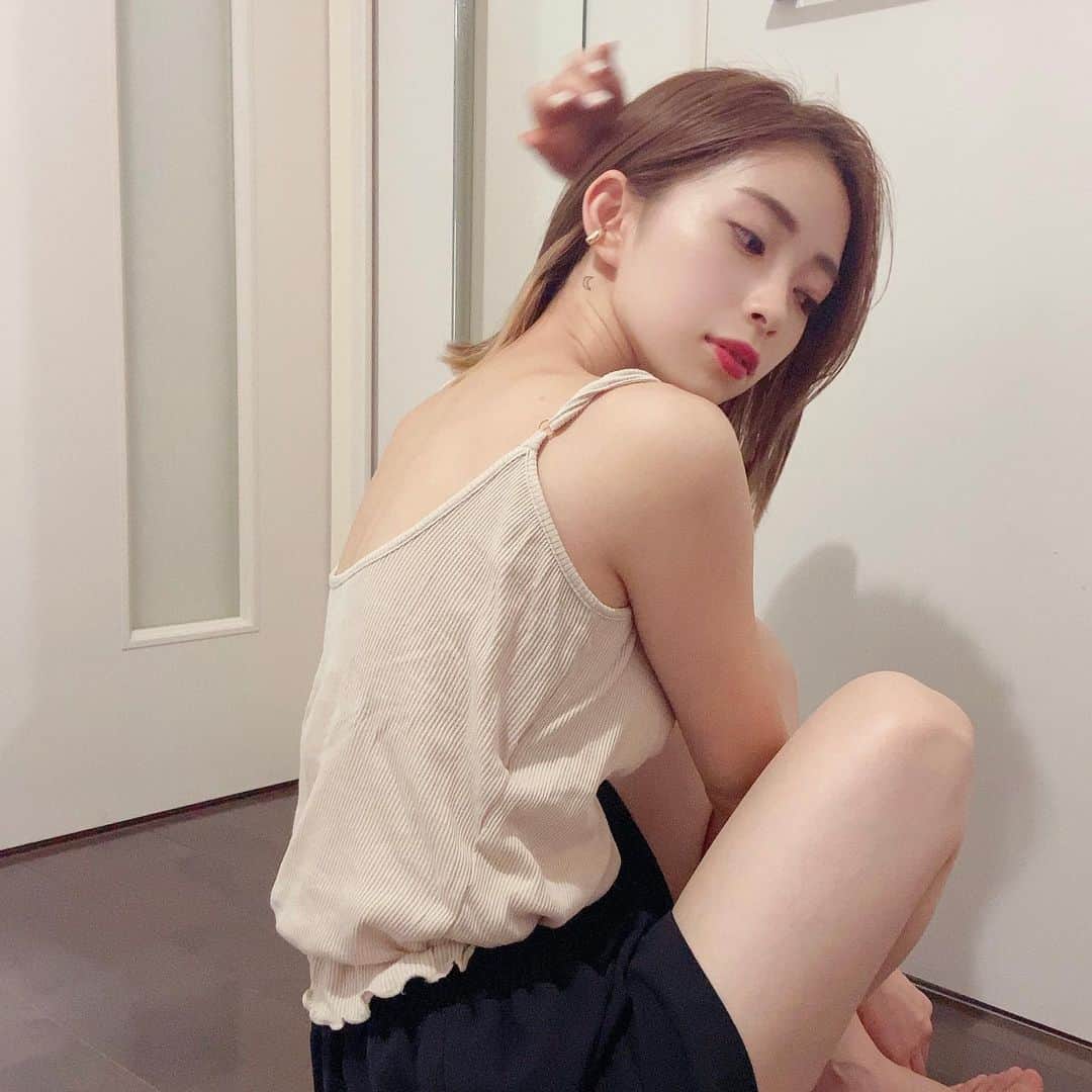 塩川裕美のインスタグラム：「. . 「いつもの日常を少しだけ特別に。」 . . ワンポイントタトゥーすごく可愛い❤︎ 手首とか足首にもしたいな ※2.3日で落ちるよ！ . . . これ撮るとき猫背やばいの再確認したので気をつけよ、、、🥵 しってる人はまだ治ってないのかよっておもってるだろな笑笑 . . . .  #suhada #suhada女子 #タトゥーシール #タトゥー女子 #福岡 #被写体 #福岡モデル #おうち時間 #いいね #おフェロ #部屋着 #タトゥーデザイン #福岡女子 #fff #instagood #instaphot #snapshot」