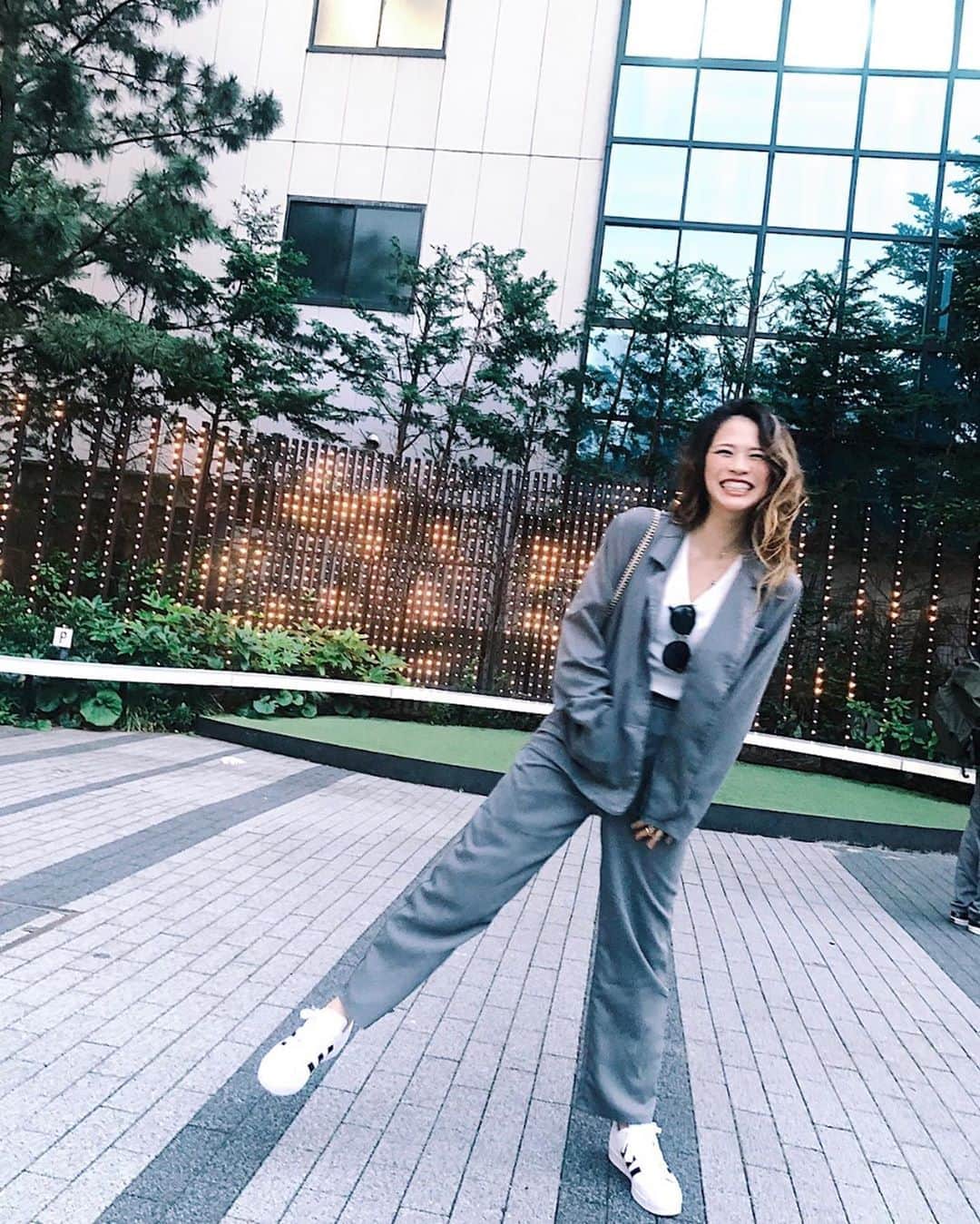 彩希エリナのインスタグラム：「なっかなか出番がなかった今年の春服ちゃん達🌸今季はスニーカーに👟ジャンプスーツやジャケットのセットアップを合わせる気分モリモリだったので、少しずつ始まった現場やちょこっとの用事の時に、ここぞとばかりに引っ張り出して一緒に外へレッツゴーしています👗✨ #fashionsnap #ilovefashion #jacketstyle #jumpsuitstyle #sneaker #adidasshoes #myprivatefashion #shibuya #ootd #ootdfashion #outfit #私服 #ファッション #ファッションスナップ #パンツスーツ #ジャケットスタイル #セットアップコーデ #スニーカー女子 #スニーカーコーデ #出番のなかった #春服 #かっちりスタイルを #スニーカーでカジュアルダウン #今季のブーム #ファッション大好き #ルンルルーン #👟」