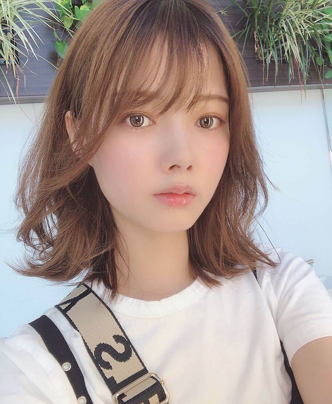 alisaのインスタグラム：「かなりおひさしぶり📷 半年ぶりのカットでばっさり✂︎ すっきりしたー💗 @chelobyrelease_aijimatsui . #カット #ミディアム #ミディアムヘア #ヘアカラー #美容院 #美容室 #ナチュラルメイク #ヘアカット #心斎橋」