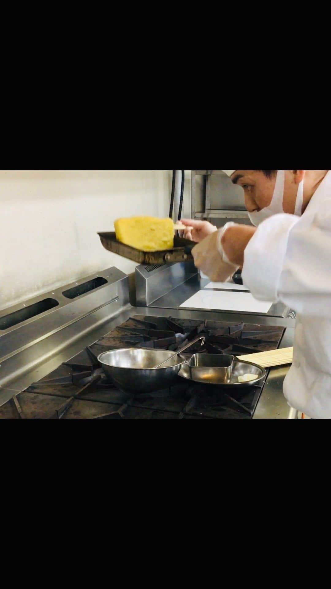 THE WESTIN KYOTO ウェスティン都ホテル京都のインスタグラム：「Chef's recipe  #cookingathome  出し巻き玉子 材料 卵 5個 白出し(鰹だし) 180cc 薄口醤油 小さじ1.5 吉野葛 小さじ1 サラダ油 少々  １、卵5個分をボールに割り白身をきるように混ぜる ２、白だしに吉野葛を溶かし込み、しっかり混ざったことを確認したら1と混ぜ合わせ、薄口醤油を入れる ・卵は混ぜすぎるとコシが無くなり巻きづらくなるので白身のかたまりが無くなる程度に混ぜる。 ・吉野葛は固まったまま卵にまぜると溶けにくくなる為、白出しにしっかり混ぜてから溶き玉子と合わせる。 ・出し巻き鍋はよく温めて油がしっかりなじんでから使用する。(油が鍋内でサラサラ流れるくらいの感じ) ・火加減は中火にし、1回目に入れる卵液の量はやや多めにする(芯になる部分をしっかり作ることで後が巻きやすい) ・半熟状態で巻くことを意識し、手前低いところから奥の高いところへ転がし上げていく感じで巻く(京巻きの場合) ・右手の箸だけの力で巻こうとすると失敗する(玉子が柔らかい為)ので鍋を持つ左手を動かしながら巻きあげるのがコツです。巻くときの鍋の角度を保つこと、転がす時の反動を持ち手で行うこと。  Egg roll Ingreadients 5 eggs White soup (bonito soup) 180cc Light soy sauce 1.5 tsp 1 tsp Yoshino Kuzu（Cornstarch） A little salad oil  1. Divide 5 eggs into a bowl and mix so that the white meat is cut 2. Dissolve Yoshino Kuzu in white soup, mix it with 1 after confirming that it is mixed well, and add thin soy sauce ・ If you mix eggs too much, they will lose its elasticity and become difficult to roll, so mix them until the white mass disappears. ・ Because it's difficult to dissolve Yoshino Kuzu when it's hardened and mixed with eggs, mix it well with white egg and mix with the egg. ・ Be sure to warm the stewed pan well and allow the oil to become well before use. (It feels like oil is flowing in the pan) ・ Set the heat to medium heat and add a little more egg liquid for the first time (making it easier to roll the core after making the core) ・ Be aware of rolling in a semi-boiled state, and roll it as if rolling up from a lower part in the foreground to a higher part in the back (in the case of Kyomaki) ・ If you try to wrap it with the power of just the right chopstick, it will fail (because the egg is soft), so the trick is to roll it up while moving your left hand holding the pot. Keep the angle of the pot when rolling, and use the hand to handle the recoil when rolling.  ウェスティン都ホテルは、皆様にご家庭で家族との時間を楽しく過ごしていただけるよう、手軽に簡単にできるヘルシーなクッキングアイデアを共有いたします。  #funathome　#cookingathome　#bewell　#MarriottStrong @marriottasiafb #marriottasiafb #stayhome」