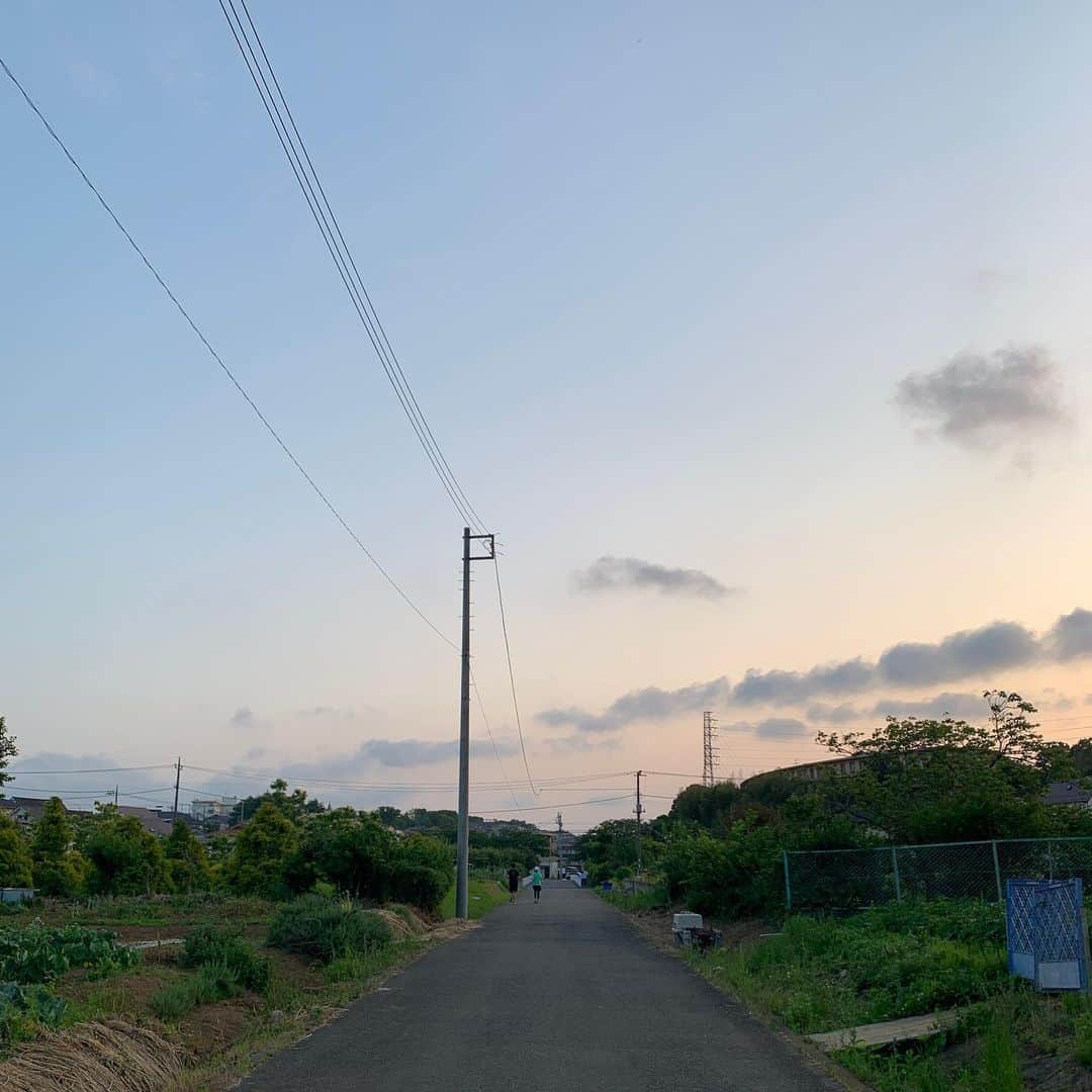 戸田和幸さんのインスタグラム写真 - (戸田和幸Instagram)「さぁ今から恒例のランニング。 しっかり走って良い汗をかいて、妻の美味しい食事を食べる。 気が付くと運動不足になりがちですが、健康な身体を作り維持する事が仕事の質と生産性に繋がるので出来るだけ毎日続けていきたいものです。  #戸田和幸 #ランニング #健康 #美味しいご飯」6月8日 18時41分 - kazuyuki_toda_official