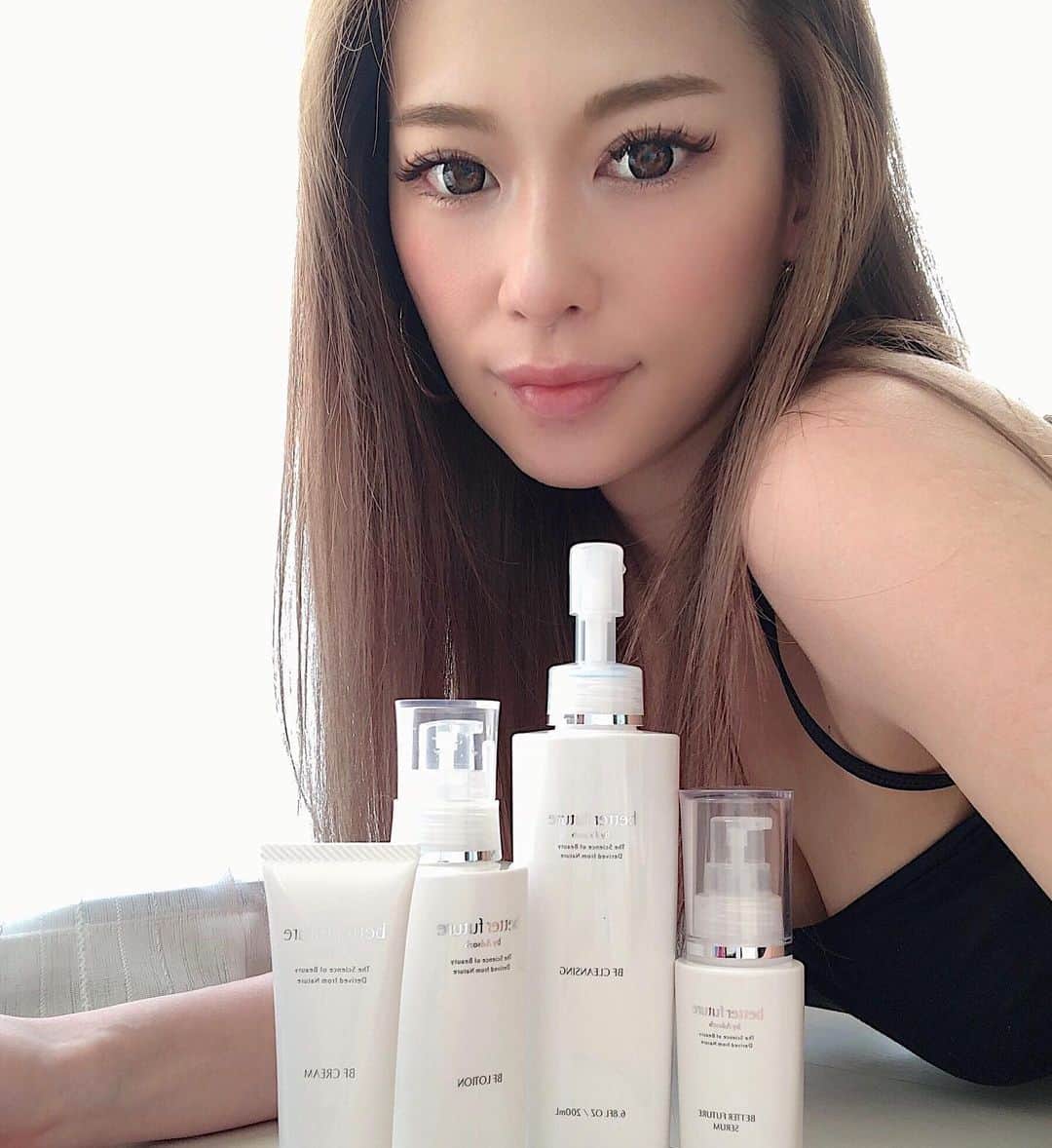 長谷川唯のインスタグラム：「・ ・  テレワークの女性の悩みの一つ、画面に映る顔のシワや肌荒れは思っているより目立っちゃうと思うんだ💦今だからこそスキンケアを真剣に考えるのも大事🙏🏻✨ ・ ・  そんな方にスキンケア改善にオススメするベターフューチャー😌💗 ・ ・ エクラトリーという通販サイトで限定発売していて、セットだと通常よりもお得にGET出来るよん😍👌🏻✨是非この機会に一度使ってみてね🤍🤍 ・ ・ 　#抗体美容 #eclaterie #エクラトリー #betterfuture #ベターフューチャー #美容 #アトピー #乾燥肌 #スキンケア #コスメ #化粧品 #テレワーク #在宅勤務」
