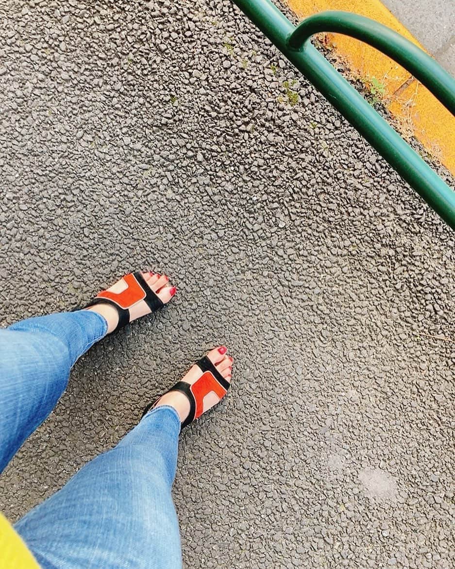 佐藤千晶のインスタグラム：「今年のサンダルデビューは 本日から😊  #サンダル #今年初サンダル #インポートサンダル #お気に入り」