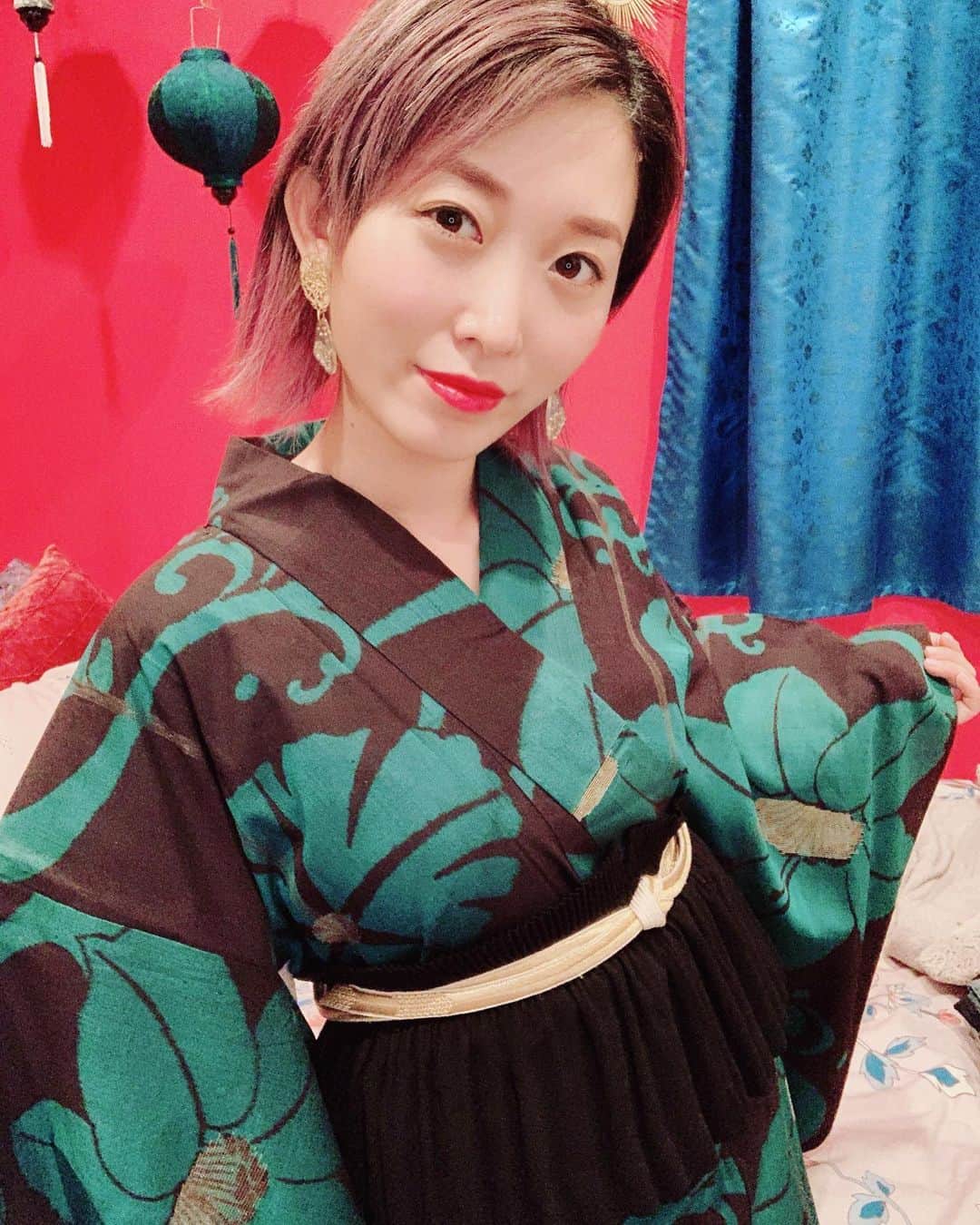 くまみきのインスタグラム：「この前のインスタライブの時のコーデ🙆‍♀️﻿ 色が完全に炭治郎だった🤣笑﻿ IGTVにアーカイブ残しといたので見れなかった方はそちらをみてね〜😊﻿ ﻿ 👘コーデ👘﻿ 浴衣/ @uchinopotemayo ﻿ 帯ベルト/ @_k_i_i_r_o_ ﻿ 帯締め/いただきもの﻿ ﻿ 持ってる着物紹介、1時間で終わるやろと思ったら20%くらいしか紹介できなかったので、また次の土曜日20時からインスタライブやろうと思います〜🤣💗﻿ みんなと話してるみたいで楽しかったから楽しみ💗！﻿ ﻿ #鬼滅の刃コーデ　#炭治郎カラー #浴衣 #インスタライブ #IGTV #着物コーディネート #着物コーデ #着物 #きもの #kimono  #着物女子 #kimonostyle #kimonofashion #japanesekimono #おうち着物」