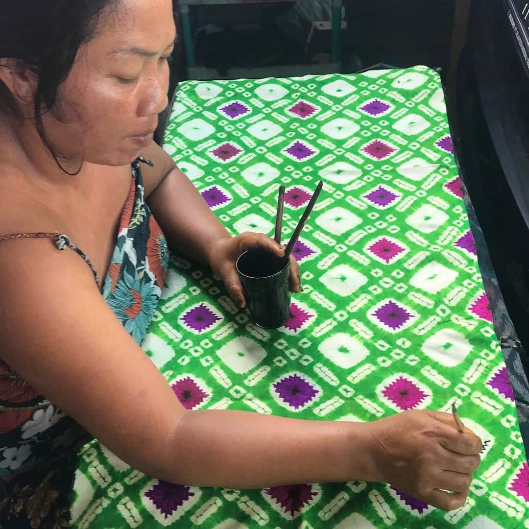 ベックスロックスのインスタグラム：「This weekend we got a special permit to visit northern artisan textile communities that make #songket and #batik natural dyed textiles for an upcoming project.  My first trip out of the house in 2 months and back to my explorative fashion.  I felt a euphoric sense of nostalgia.  Meeting the Kalianget community and seeing their resilience through these difficult times is a testament to their dedication for their art.  Ketut and Kadek with their big welcoming smiles were nearly in disbelief that foreigners had actually come to visit their village. We watched traditional batik making, learned about their innovative new techniques as they unravelled their most prized pieces of textile art, old and new. ⠀⠀⠀⠀⠀⠀⠀⠀⠀ In a time where many uncertainties abound we cannot forget to continue our work that we have already started and stay true to our lives’ purpose. ⠀⠀⠀⠀⠀⠀⠀⠀⠀ #traditionaltextiles #theartofslow #togetherweareone #creatingchainsoftrust #artisanmade #purpose」
