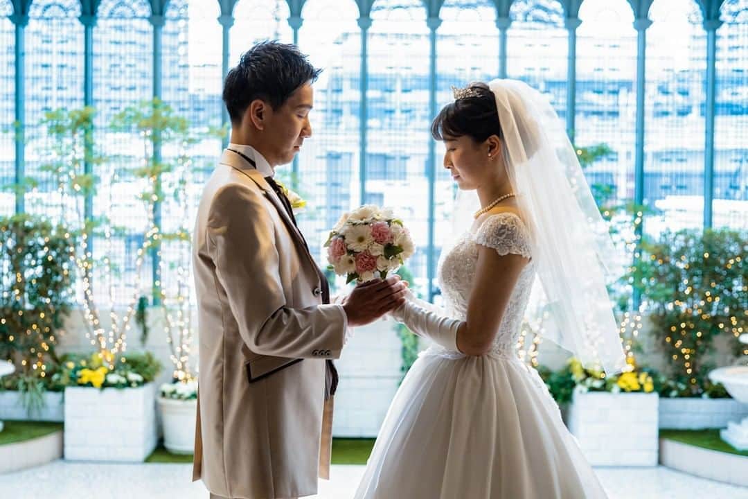 のインスタグラム：「* 『いよいよ本番…おふたりの特別な日のはじまり💍』 * ドレスとタキシードに身を包むと、普段とは違う非日常感に緊張と期待が高まってくるおふたり✨ * 純白のウェディングドレスに包まれて、少し緊張しながらリップをひいてもらう姿のご新婦様。 * ミラー越しにネクタイを直す姿が素敵なご新郎様。 * 挙式前の撮影や確認の時に、おふたりでご結婚式の流れやこれまでのことを少し振り返ると、緊張がやわらぎますよ♡ * チャペルで撮影が終わると、いよいよご結婚式💗 おふたりが家族となる特別な日を、大切な方々とお過ごしください😊 * * * * ＼結婚式のお写真を募集中／ * アニスタグラムに参加してプレゼントを貰おう🎁！ * 参加には下記の①〜③ を付けてお写真を投稿してください💕 詳細はハイライトの『アニスタグラム』でもチェックできます✨ * ① #アニスタグラム ② @anniversaire_official ③今月のテーマハッシュタグ #anista_ring #anista_bigday #anista_hairmake * * 皆様のお写真を楽しみにしております˚✧˳✧༚ * * * * #アニ嫁 #アニスタグラム #アニヴェルセル #オリジナルウェディング #結婚式写真 #結婚式 #結婚式準備 #結婚記念日 #結婚式場 #プレ花嫁 #挙式 #花嫁準備 #weddingfilm #ウェディング準備 #結婚式場探し #ウェディングフォト #披露宴 #ウェディングレポ #メイクシーン #ドレス姿 #ウェディングドレス #挙式前 #挙式 #ウェディングフォト #チャペル #anista_bigday」