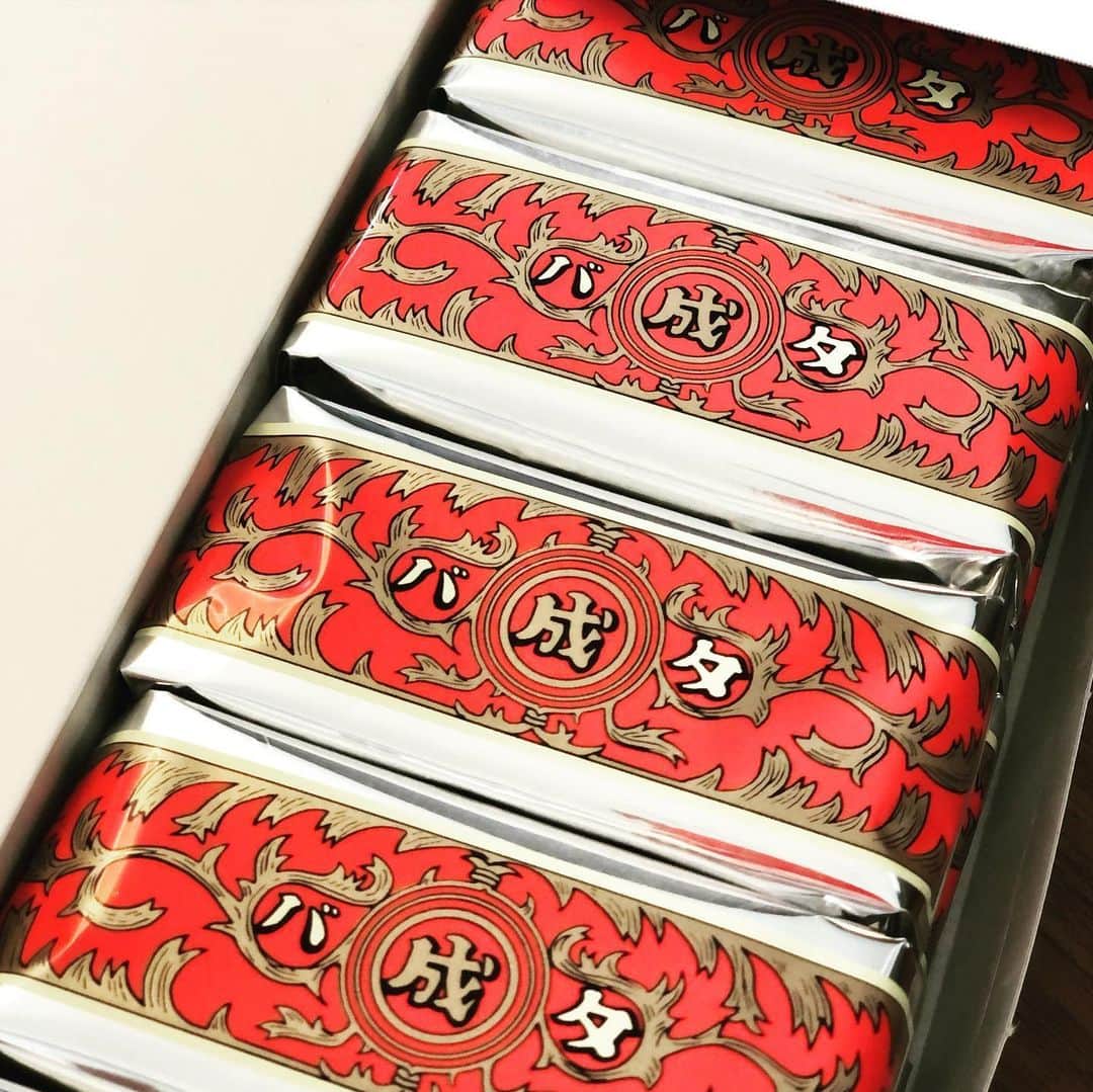 岡田育さんのインスタグラム写真 - (岡田育Instagram)「Buttercream Raisin Biscuits From Rokkatei, Hokkaido Japan @rokkatei.official . . 俺は東京生まれ目黒小川軒育ち だが北海道六花亭に魂売った女 . . #maruseibutter #maruseibuttersandwich #rokkatei #japanesesweets #nofilter #packagedesign  #マルセイバターサンド #六花亭 #バターサンド派 #北海道行きたい #お取り寄せスイーツ #瞬殺でした #後光がさしてる」6月8日 19時02分 - okadaic