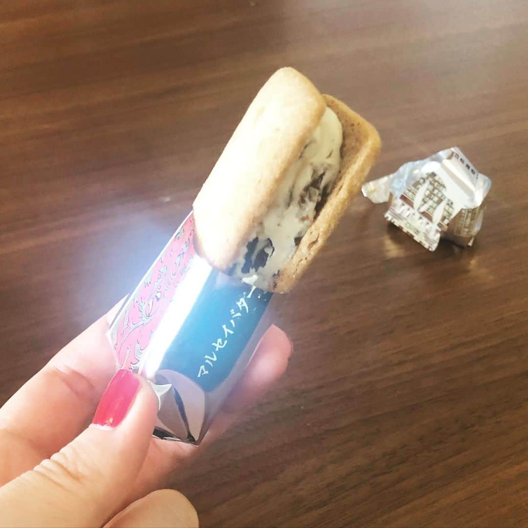 岡田育さんのインスタグラム写真 - (岡田育Instagram)「Buttercream Raisin Biscuits From Rokkatei, Hokkaido Japan @rokkatei.official . . 俺は東京生まれ目黒小川軒育ち だが北海道六花亭に魂売った女 . . #maruseibutter #maruseibuttersandwich #rokkatei #japanesesweets #nofilter #packagedesign  #マルセイバターサンド #六花亭 #バターサンド派 #北海道行きたい #お取り寄せスイーツ #瞬殺でした #後光がさしてる」6月8日 19時02分 - okadaic