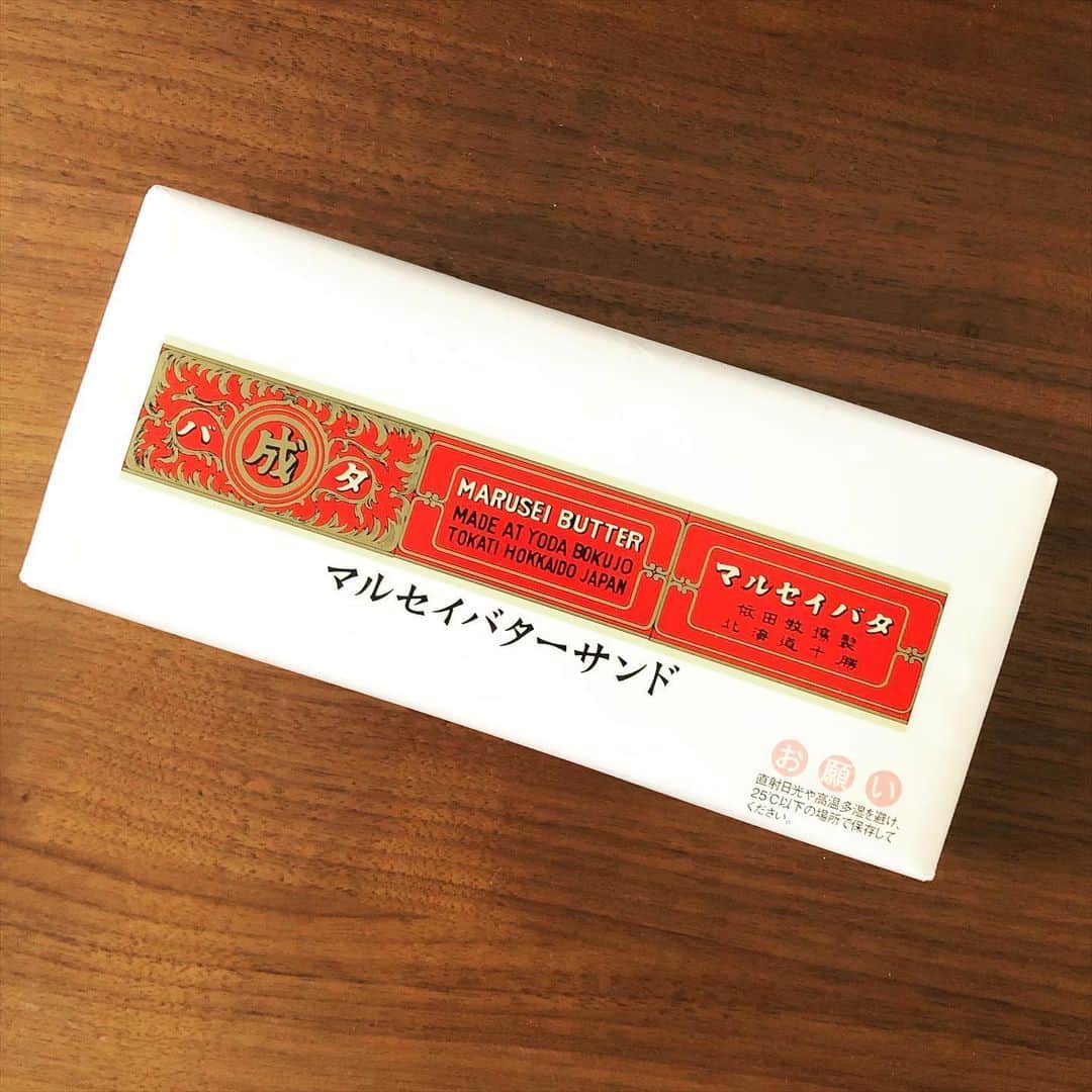 岡田育さんのインスタグラム写真 - (岡田育Instagram)「Buttercream Raisin Biscuits From Rokkatei, Hokkaido Japan @rokkatei.official . . 俺は東京生まれ目黒小川軒育ち だが北海道六花亭に魂売った女 . . #maruseibutter #maruseibuttersandwich #rokkatei #japanesesweets #nofilter #packagedesign  #マルセイバターサンド #六花亭 #バターサンド派 #北海道行きたい #お取り寄せスイーツ #瞬殺でした #後光がさしてる」6月8日 19時02分 - okadaic