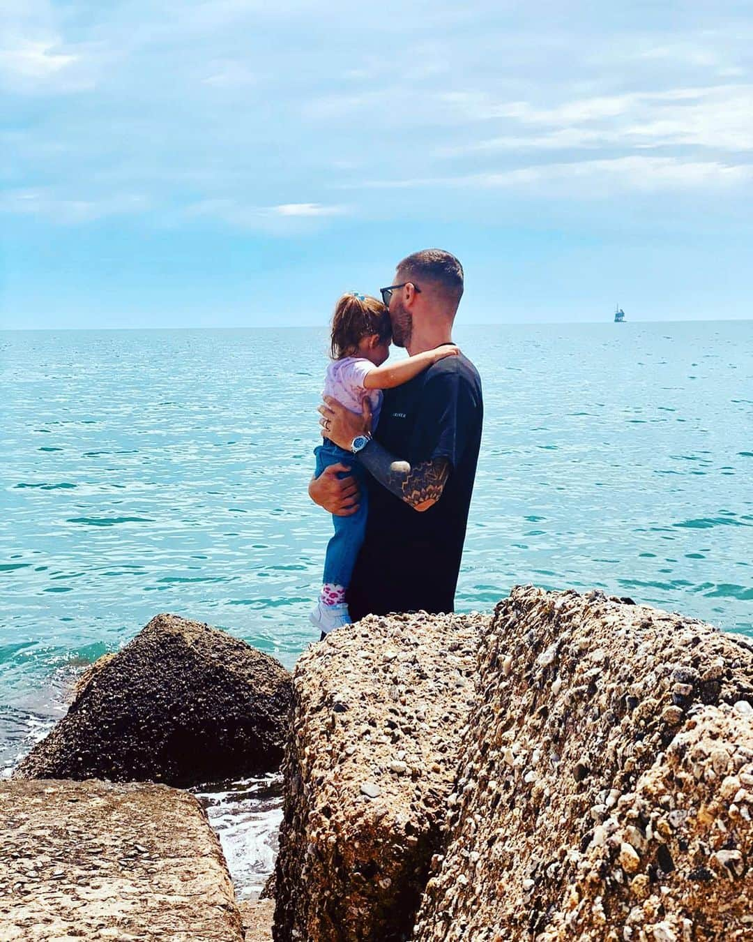 ルカ・マッローネのインスタグラム：「“Ti amo come il mare” Papà molto ma molto di più ❤️ #diletta #uragano #romantica」