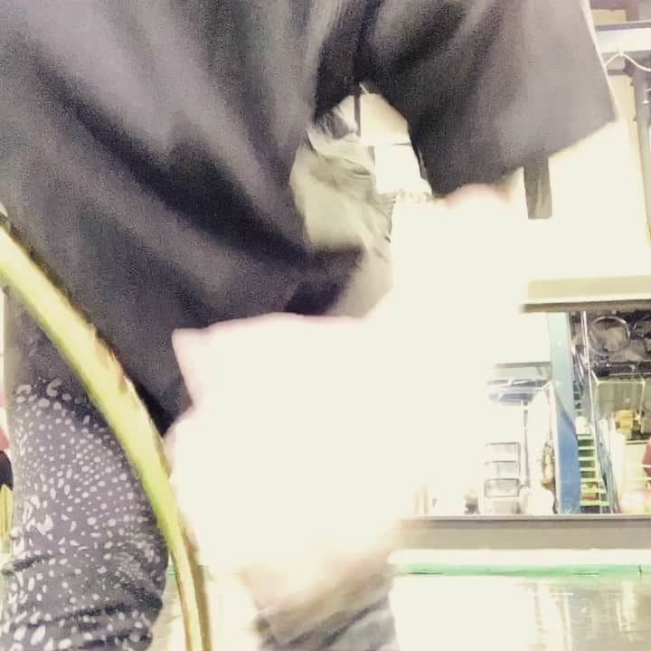 知念紗耶のインスタグラム：「すぐ遊んじゃう👻💫 くびれエクササイズ？！笑」