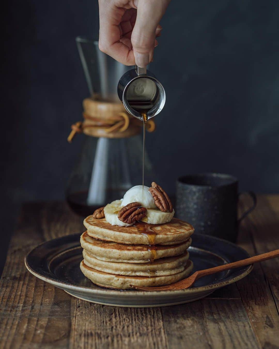 Nanaのインスタグラム：「. oatmeal banana pancakes with whipped cream, pecan & banana. . . 先日もストーリーにアップしたオートミールパンケーキ、最近の定番に。 パンケーキはざっくりとした配合でやってしまいがちなので、この配合っていうレシピはないのだけど、もちっとした食感よりもふんわりした食感が好きなのでいつもの米粉は無い/極力少ない方が良くて、オートミールに少しアーモンドプードルを入れるのが好み。 何よりオートミールで焼くととても香りが良い♡」