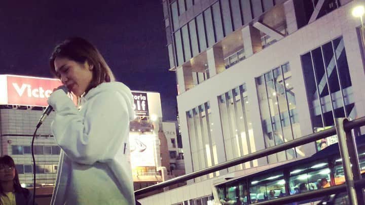 acaneのインスタグラム：「・ #acanecover ・ 『瞬き / back number』 ・ このとき、路上ライブで全国回ってて 喉が少し疲れとったんやけど それでも歌いたくて 新宿で急遽歌ったんよなあ。。 そしたらそれを撮ってた人が YouTubeに載せて、120万回も再生されて そこから沢山の人が知ってくれたと🥺✨ 無理をすることはよくないけど 無理をしてでも結果を残したくて 必死やったなあ、、今もやけど😂 ・ 何をしたら正解とかわからんし 少し間違えれば叩かれるのが怖くて、 《何もしない》のが一番じゃないのかとも思ってしまうよね。 終わりがみえんくて、バッドになる日もあるけど とにかくacaneは楽しく毎日歌おう💐🙆‍♀️ ・ #路上ライブ #新宿 #東京 #福岡出身」