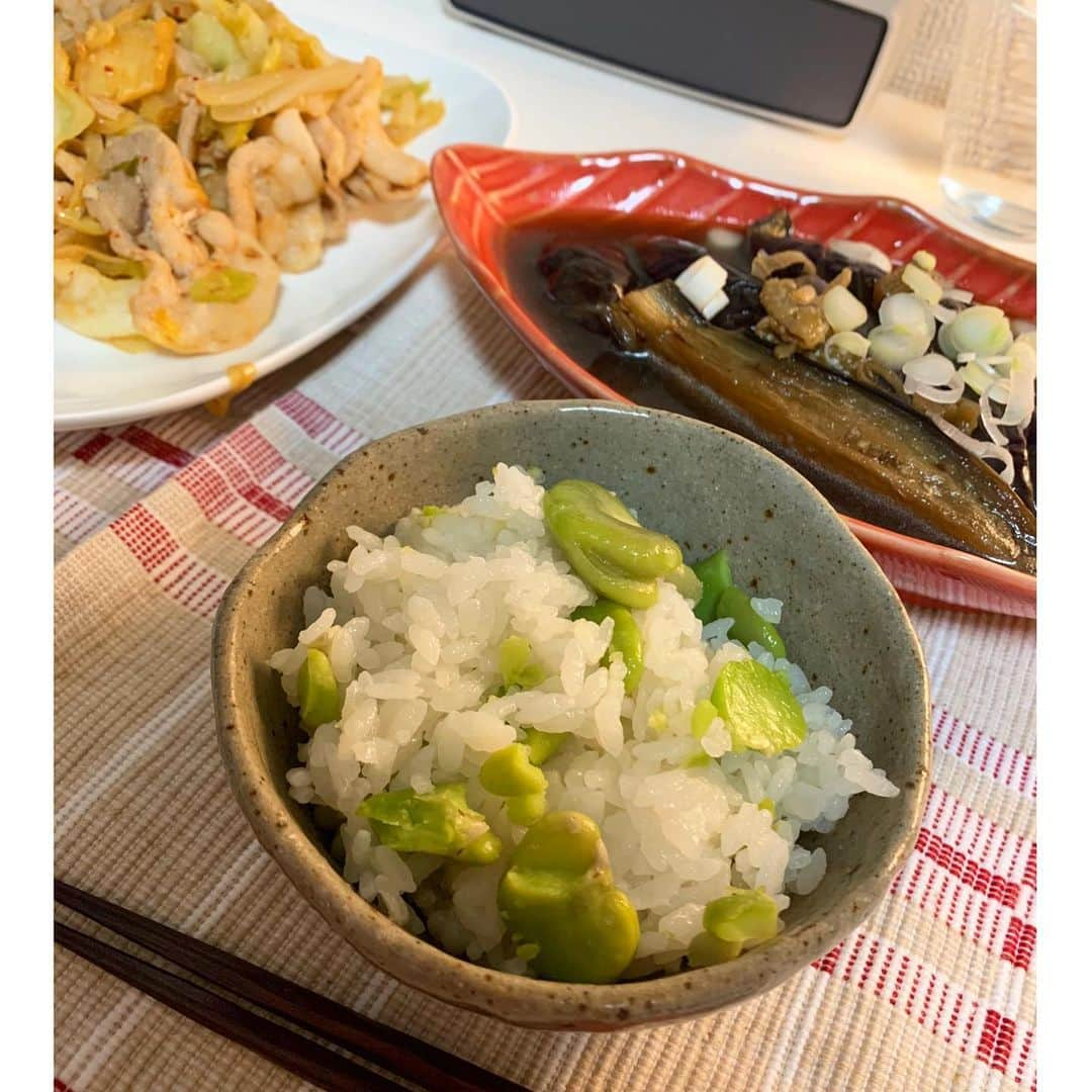 一双麻希 さんのインスタグラム写真 - (一双麻希 Instagram)「旬のそら豆メニュー🍚 ・そら豆とズッキーニ、鶏肉のオイルパスタ ＊ ・そら豆ごはん 味付けはシンプルに塩とお酒、そして昆布を入れて炊いて、むらす時に茹でたそら豆を投入。☻ ・頻度高めのなすの煮浸し😅 は前日のあまり🌀  豆ご飯って昔はそんなに好きではなかったんだけどなぁ。 旬なものをおいしいと感じられる歳になって、自分で作って好きになった😋 でもレシピは母から😆 ＊ #レシピはまず母に👂 #旬ごはん #旬の食材 #そら豆 #季節野菜 #そら豆ご飯 #自炊記録 #おうちごはん #おうちご飯 #おうちイタリアン #おうち和食 #和食メニュー #パスタメニュー #料理好き #家庭の味 #cookingtime #stayhome #homecooking #japanesefood」6月8日 19時11分 - isso_maki315