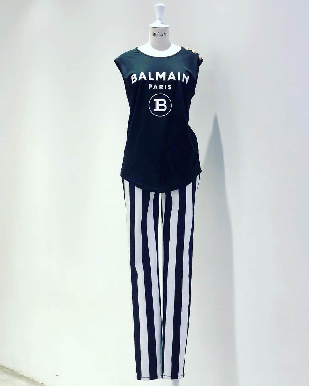 Taki Tanakaさんのインスタグラム写真 - (Taki TanakaInstagram)「ＢＡＬＭＡＩＮ  tops,pants #balmain  毎年人気の#バルマン トップス。 2019プレフォールから新しくなった NEWロゴもすっかり定着です❤︎ ストライプがキャッチーなパンツとブラックアンドホワイトのLOOK。  @iza_official #instorenow  SHOPIZA.com 📞06-6533-7877/03-3486-0013  #izastagram」6月8日 19時14分 - tanakataki