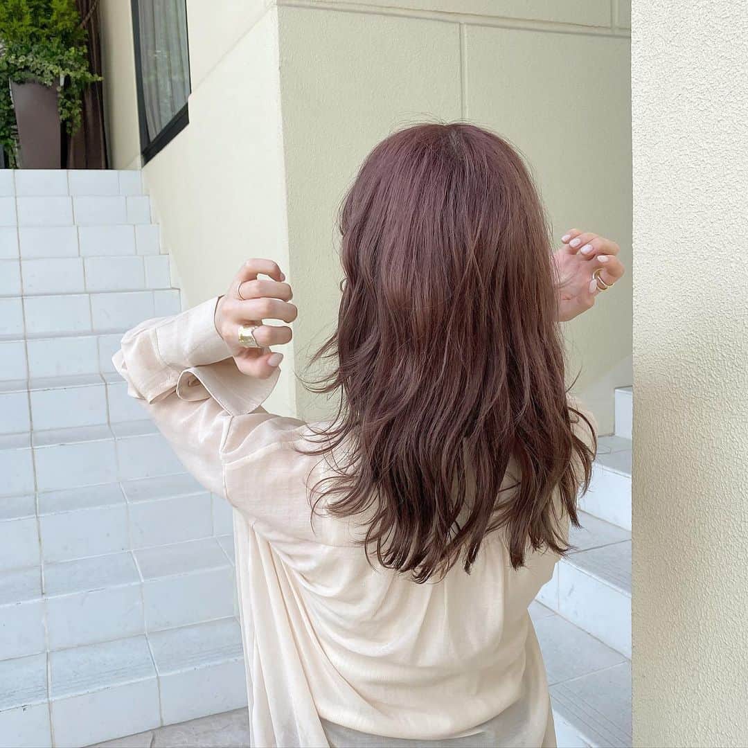 のインスタグラム：「﻿ ﻿ よくご質問いただく髪の毛事情💬﻿ カラーはカシスピンク👩🏻‍🦰🍒﻿ カットはレイヤーたっぷりめです！﻿ ﻿ カットもカラーも @mee359 さん﻿ 髪についてご質問あればどうぞ🤍﻿ ﻿ #カシスカラー#カシスピンク﻿ #レイヤーカット#ヘアカラー」
