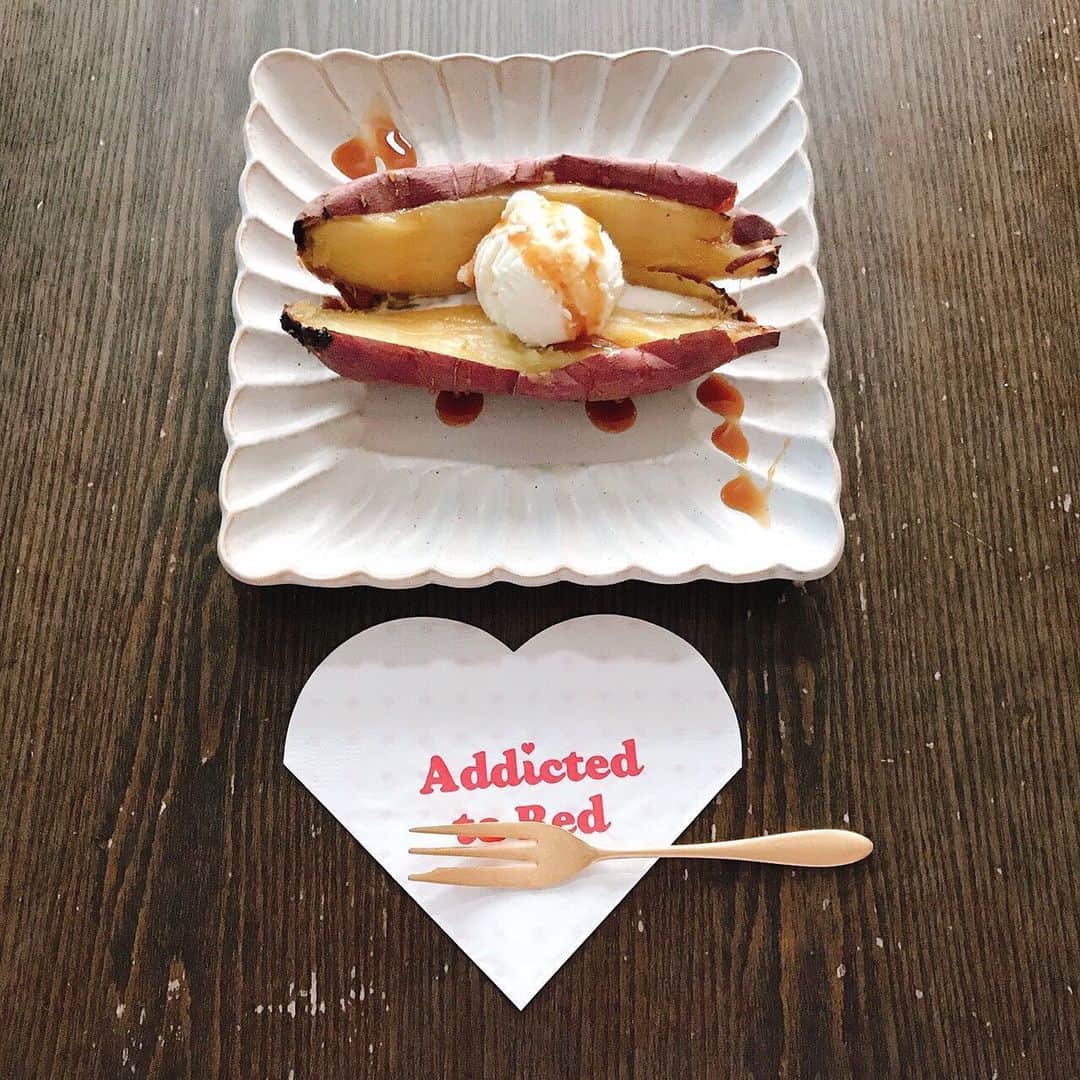太田雫さんのインスタグラム写真 - (太田雫Instagram)「焼き芋アイス~🍠🍨 ・ ・ 新大久保にある、とあるお店のスイーツ❣️ ずっと食べてみたかったけど、行けないので作ってみました✨ ・ ・ キャラメルソースをかけたらもっと美味しくなったよ‼︎ ・ #ニコラ#太田雫 #焼き芋アイス#🍠🍨#キャラメルソース#美味しい‼︎#美味」6月8日 19時33分 - _shizukuota