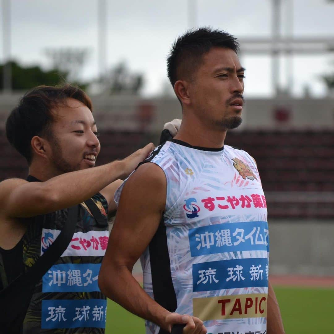 FC琉球さんのインスタグラム写真 - (FC琉球Instagram)「今週もトレーニングが始まりました！ 大雨☔️の中のトレーニングとなりましたが、選手は合間に笑顔も見せてくれています^ ^  #FC琉球　#fcryukyu #FC琉球2020 #沖縄　#OKINAWA #サッカー #soccer #ジンベーニョ #沖縄サッカー #サッカー選手」6月8日 19時25分 - fcryukyu