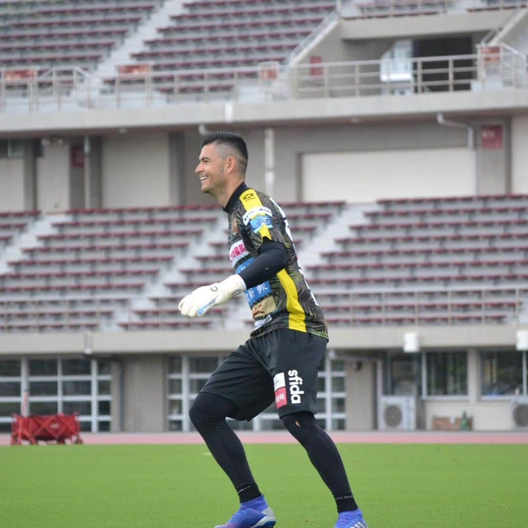 FC琉球さんのインスタグラム写真 - (FC琉球Instagram)「今週もトレーニングが始まりました！ 大雨☔️の中のトレーニングとなりましたが、選手は合間に笑顔も見せてくれています^ ^  #FC琉球　#fcryukyu #FC琉球2020 #沖縄　#OKINAWA #サッカー #soccer #ジンベーニョ #沖縄サッカー #サッカー選手」6月8日 19時25分 - fcryukyu