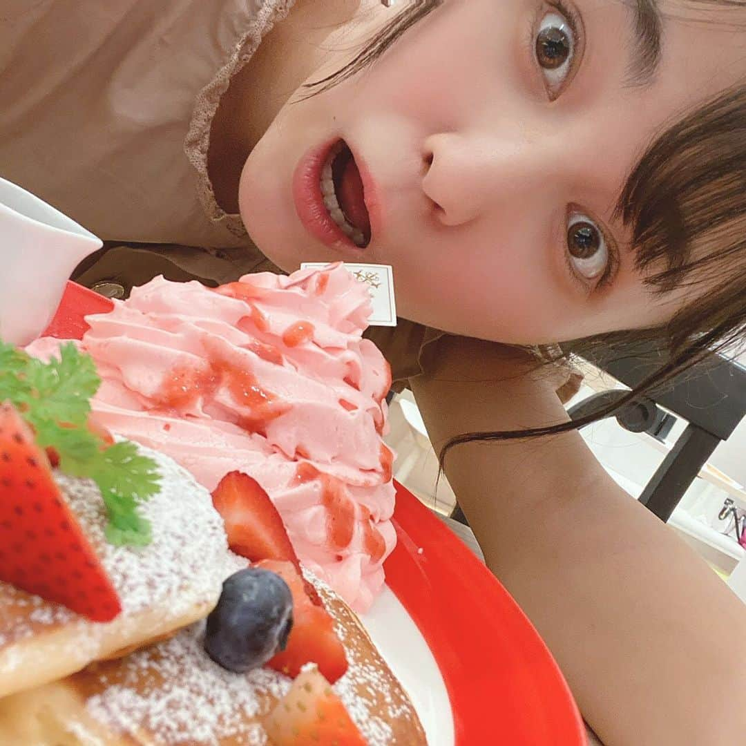 堀口日萌さんのインスタグラム写真 - (堀口日萌Instagram)「超超超超おひさしパンケーキ🥞 パンケーキを抱いて寝たい🐵 ほんと言葉では表しきれない困っちゃうおいしさ🦕🦕🦕 お店もめちゃ綺麗でした✨ そろそろ血液生クリームになるんちゃうかな☁️☁️☁️ 今度家で作ってみたいねんけど何乗っければいい🤔🤔 日萌アイス食べられへんからアイス以外でお願いします🍨❌ #ひめ #パンケーキ#大阪パンケーキ#大阪カフェ#cafe#甘党#甘党女子#スイーツ#パンケーキを抱いて寝たい」6月8日 19時26分 - himechannel_0624