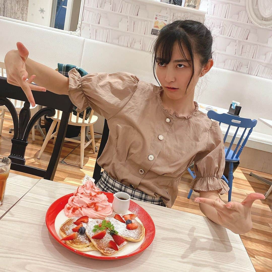 堀口日萌さんのインスタグラム写真 - (堀口日萌Instagram)「超超超超おひさしパンケーキ🥞 パンケーキを抱いて寝たい🐵 ほんと言葉では表しきれない困っちゃうおいしさ🦕🦕🦕 お店もめちゃ綺麗でした✨ そろそろ血液生クリームになるんちゃうかな☁️☁️☁️ 今度家で作ってみたいねんけど何乗っければいい🤔🤔 日萌アイス食べられへんからアイス以外でお願いします🍨❌ #ひめ #パンケーキ#大阪パンケーキ#大阪カフェ#cafe#甘党#甘党女子#スイーツ#パンケーキを抱いて寝たい」6月8日 19時26分 - himechannel_0624