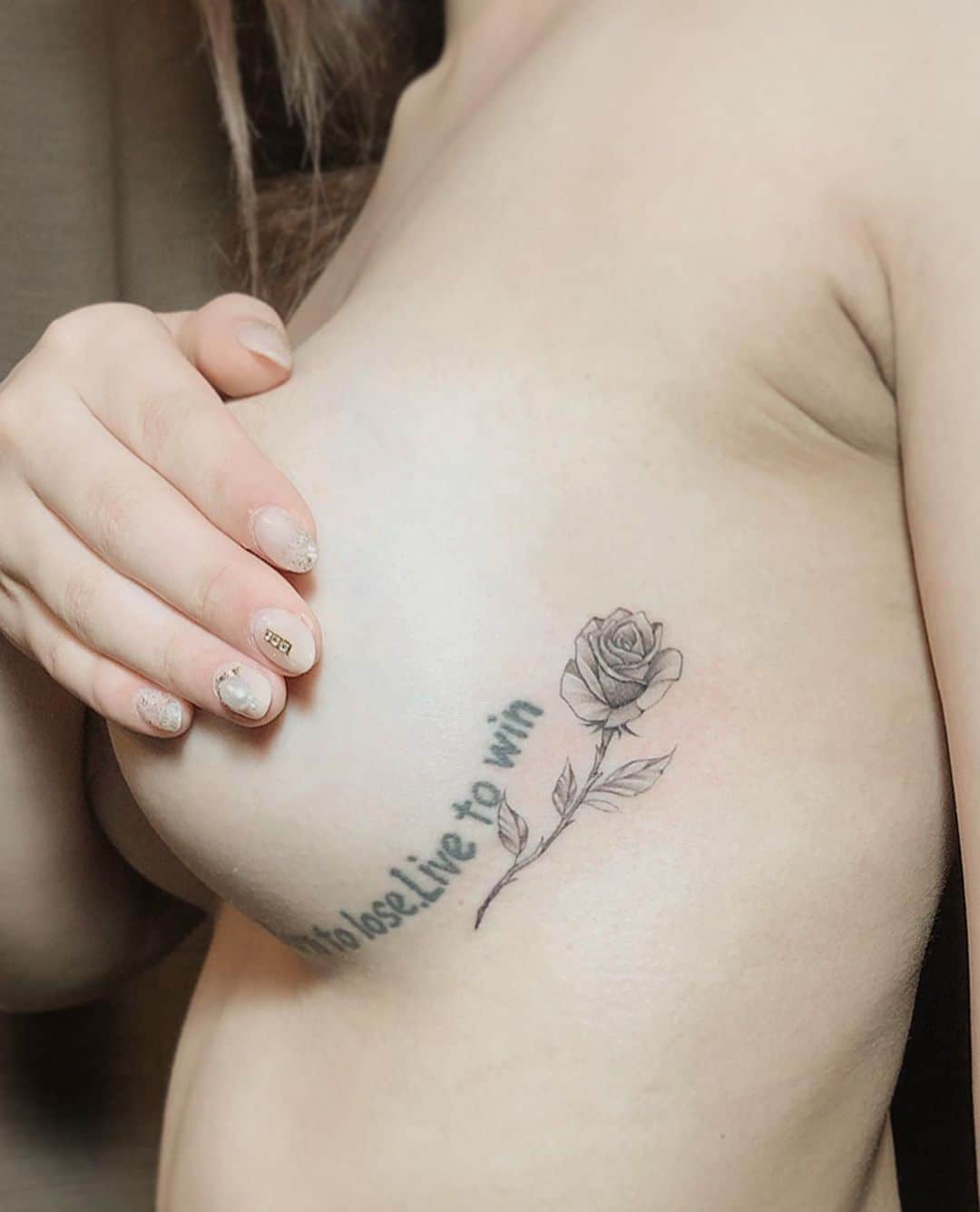 彫師美漸のインスタグラム：「🌹 レタリング(他店様のもの)に、バラのタトゥーを追加👌 ・ #美漸バラ　#美漸ガールズタトゥー　#刺青 #彫師 #美漸 #彫師美漸 #海老名 #中目黒 #タトゥー #東京タトゥー #tokyo #tattoo #art #fashion #bizenart #bizen #문신　#Bizentattoo  #tattooer #tattooist #tattooartist #tattooart #tattooshop #japanesetattoo」