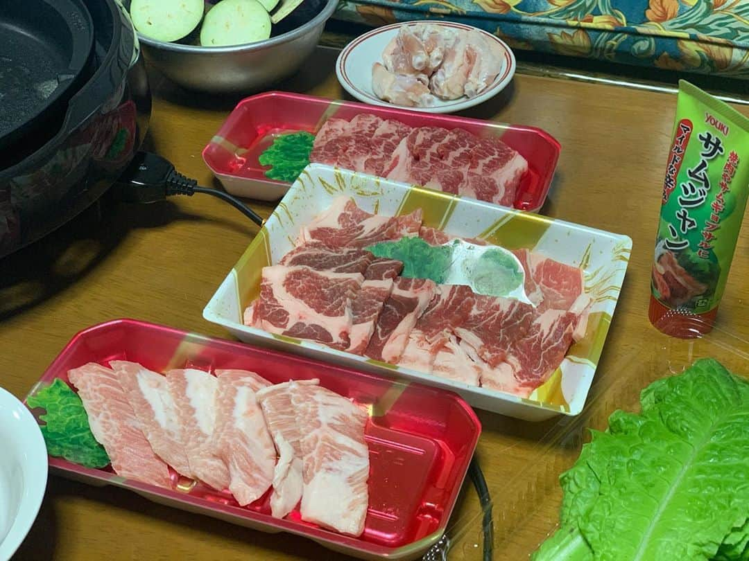 伊波まりやさんのインスタグラム写真 - (伊波まりやInstagram)「おうち焼肉したぁ🤤🤤🤤 . 焼肉はいつも野菜とお肉💕💕 . 肉の油で焼いたナスがこの世で1番美味しいナス…🍆 . . . #焼肉 #肉 #夜ご飯 #おうちごはん #美味しい #ご飯 #牛肉 #豚肉 #맛있다 #맛있다그램 #와규 #돼지고기 #소고기 #delicious #yammy #beef #pork #dinner」6月8日 19時30分 - mariya_gram