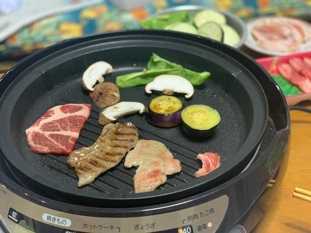 伊波まりやのインスタグラム：「おうち焼肉したぁ🤤🤤🤤 . 焼肉はいつも野菜とお肉💕💕 . 肉の油で焼いたナスがこの世で1番美味しいナス…🍆 . . . #焼肉 #肉 #夜ご飯 #おうちごはん #美味しい #ご飯 #牛肉 #豚肉 #맛있다 #맛있다그램 #와규 #돼지고기 #소고기 #delicious #yammy #beef #pork #dinner」