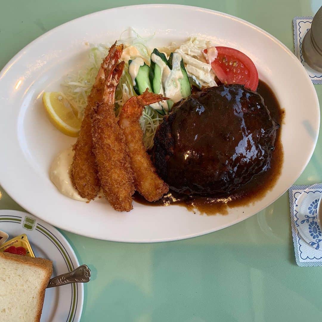 HONOKAのインスタグラム：「.〻  ついに明日は誕生日だとな…！ なんか美味しいものでも食べたいな…🧃🍤🤲🏻 どうしてお腹が減るのかな」