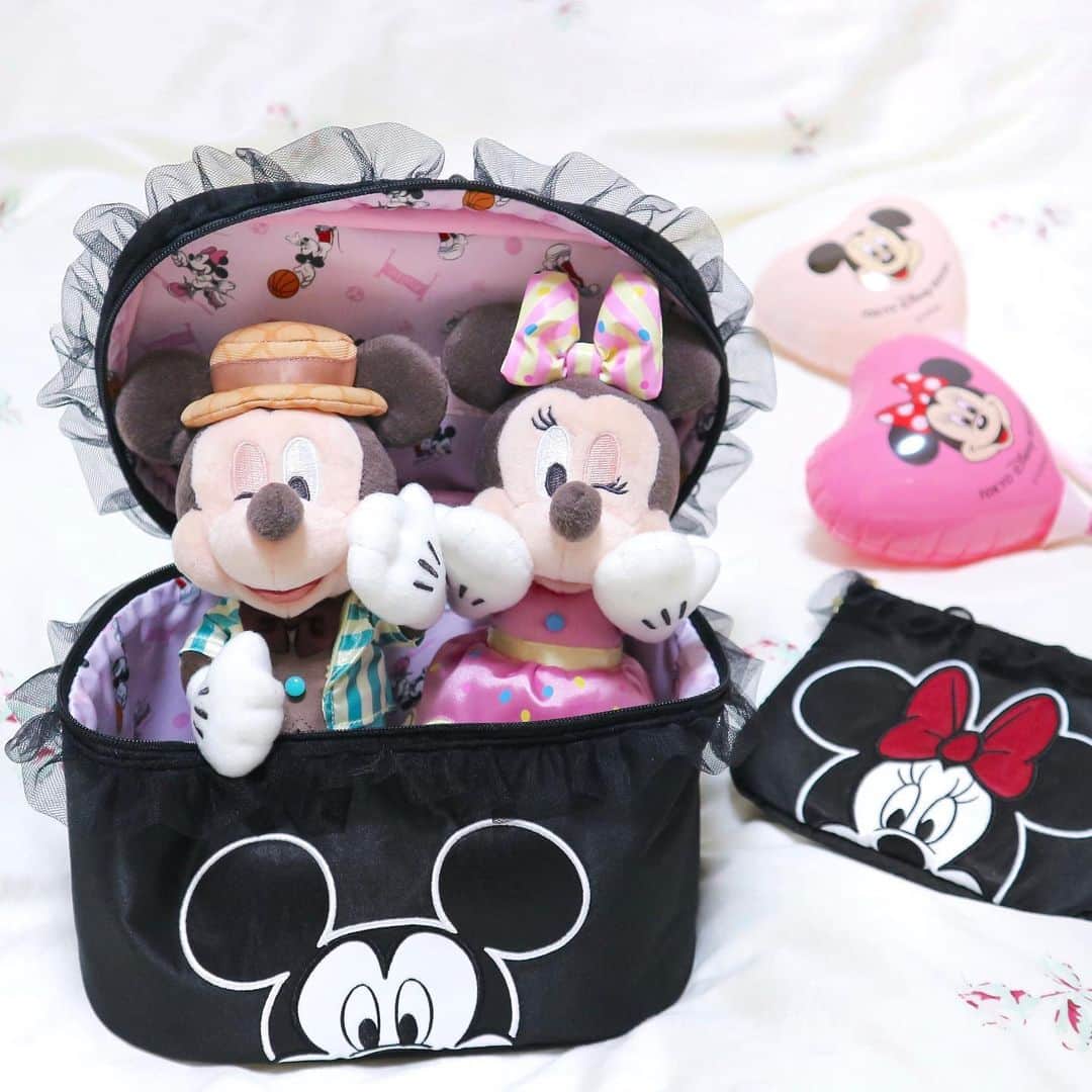 Kanaのインスタグラム：「ㅤ ㅤ めちゃかわミキミニグッズ情報 シェア〜ッ🐭❤️🐭💫 ㅤ ㅤ Honey Salonのディズニーコレクション 中まで可愛すぎる、、🥺❤️ リュックもあるんだけど それも可愛いのです見てみて〜😭💭💘 ㅤ ㅤㅤ ㅤㅤ ♡♡♡ @honeysalon.official ㅤ ㅤ ㅤ ㅤ ㅤ ㅤ ㅤ #ハニーサロン #フリル #ディズニーシリーズ #ミッキー  #ミニー #ミキミニ #ディズニー #ぬいば #おうち時間 #置き画 #ティッシュポーチ  #バニティポーチ #honeysalon #disneygoods #disney #mickeymouse #minniemouse #mickeyandminnie」