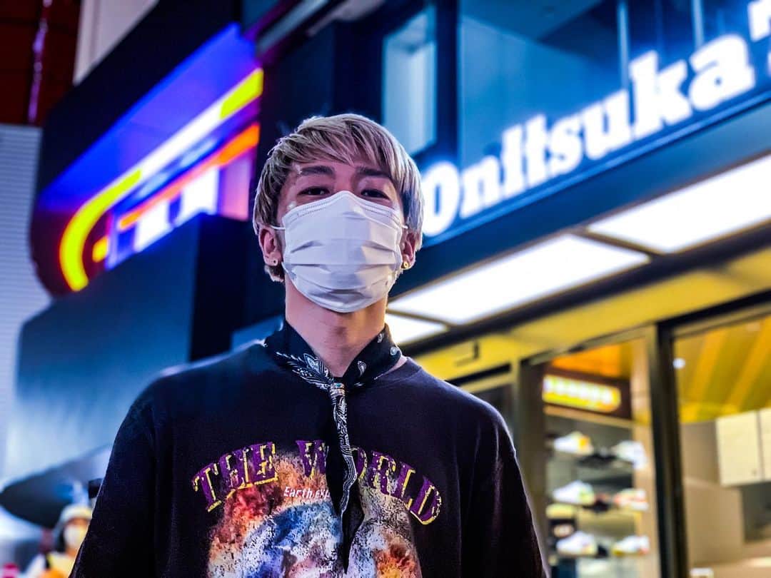 Show-heyのインスタグラム：「こんな時期ですが。 先日6/6で37歳になりました！ メッセージやLINE、DMを送って頂いた皆様、本当にありがとうございます🙇‍♂️ まだまだ頑張りますので宜しくお願い致します！ そして、よく聞かれます。 誕生日迎えた時に、『37歳どうですか？』 いやいや、さっきまで36歳だったから分かんねぇ〜よ！！😳 とりあえず誰かの誕生日の時にはこのセリフを言わないように心がけたいと思います！笑  さて、誕生日プレゼント受け付け開始します🎁 どしどしお願い致します🙇‍♂️❗️ (靴のサイズは26cm) ※冗談です  本当皆さんありがとーーー❗️ #happybirthdaytome  #onitsuka Tシャツ　@thenotfound_official」